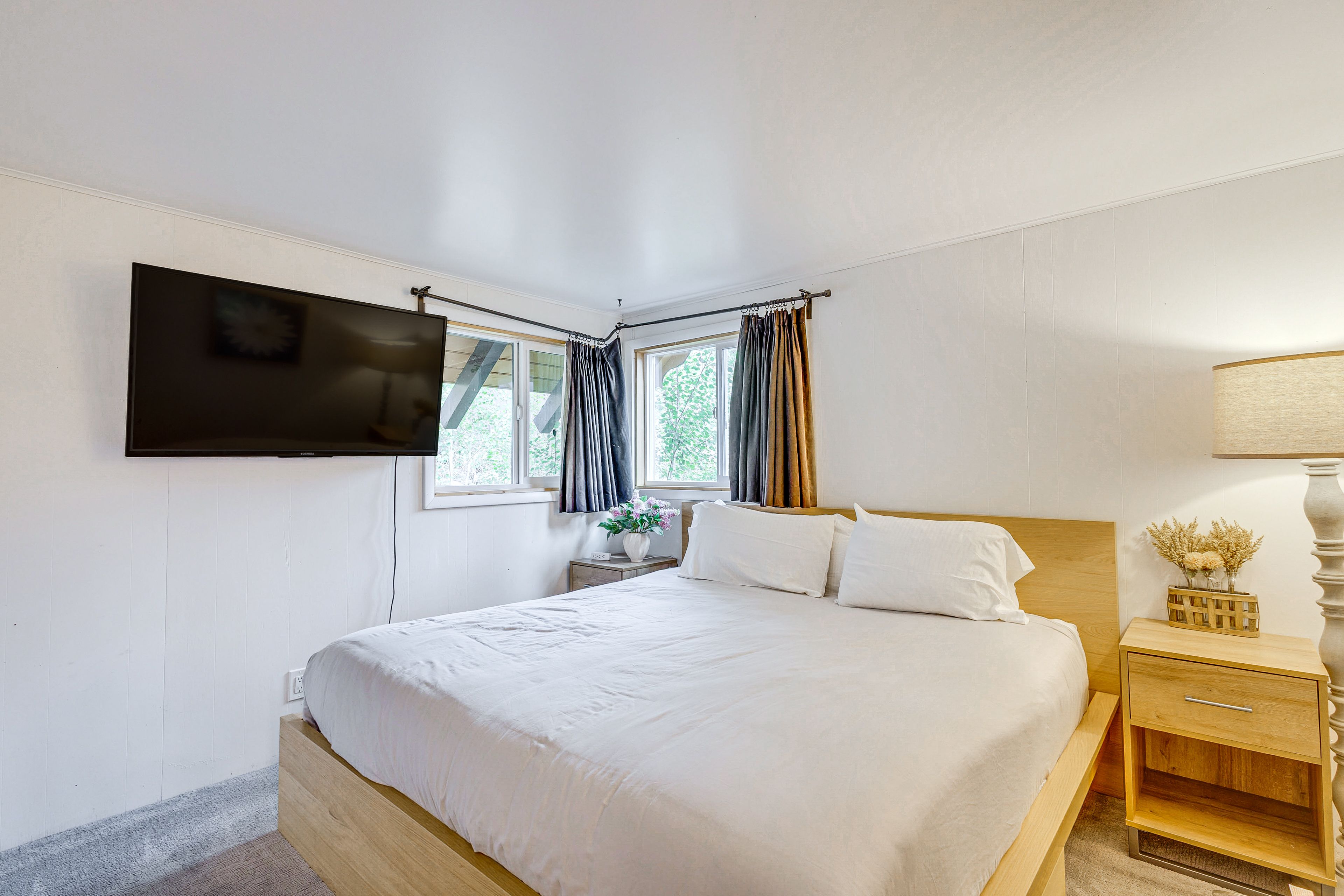 Bedroom 1 | King Bed | 1st Floor