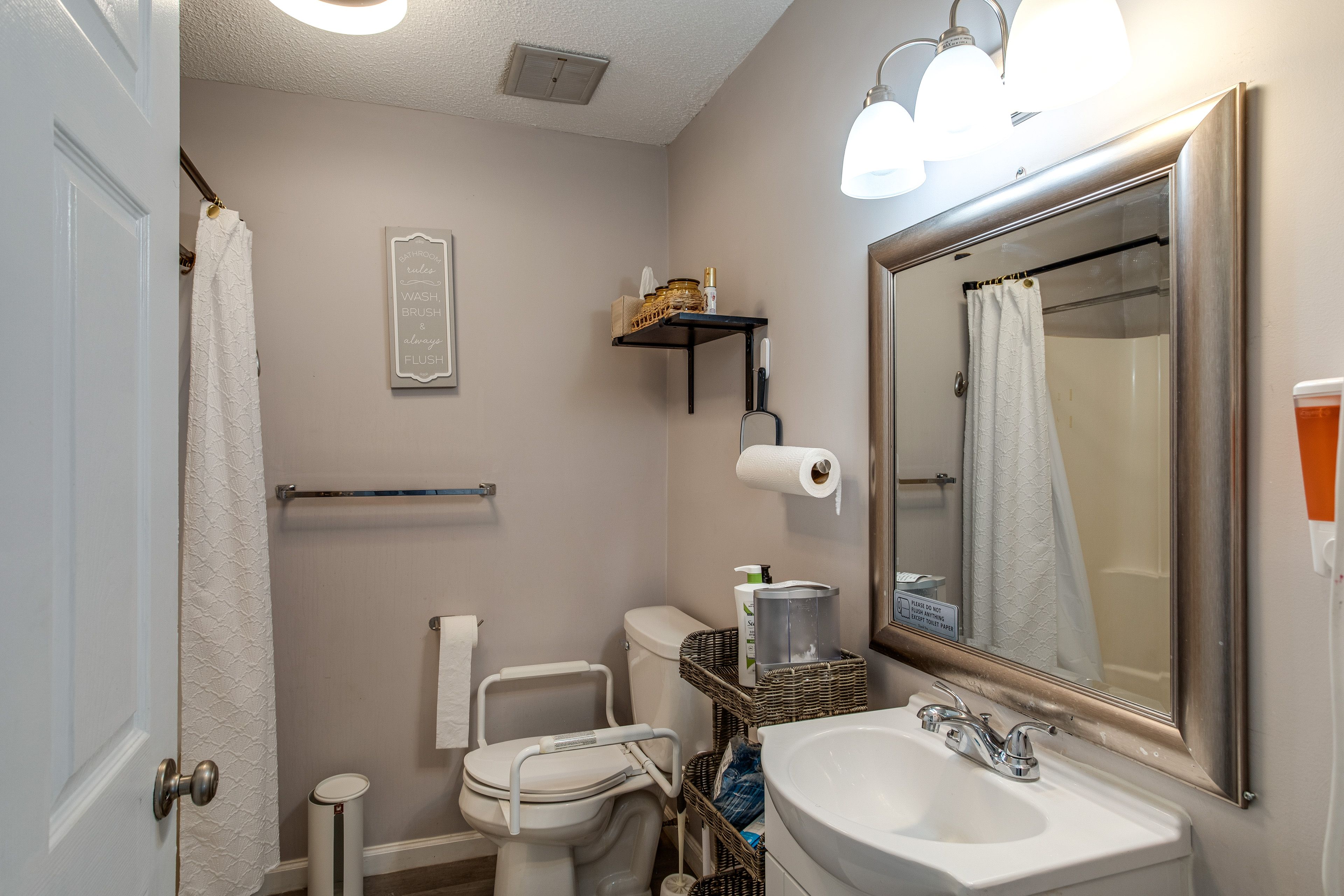 Full Bathroom | 2nd Floor