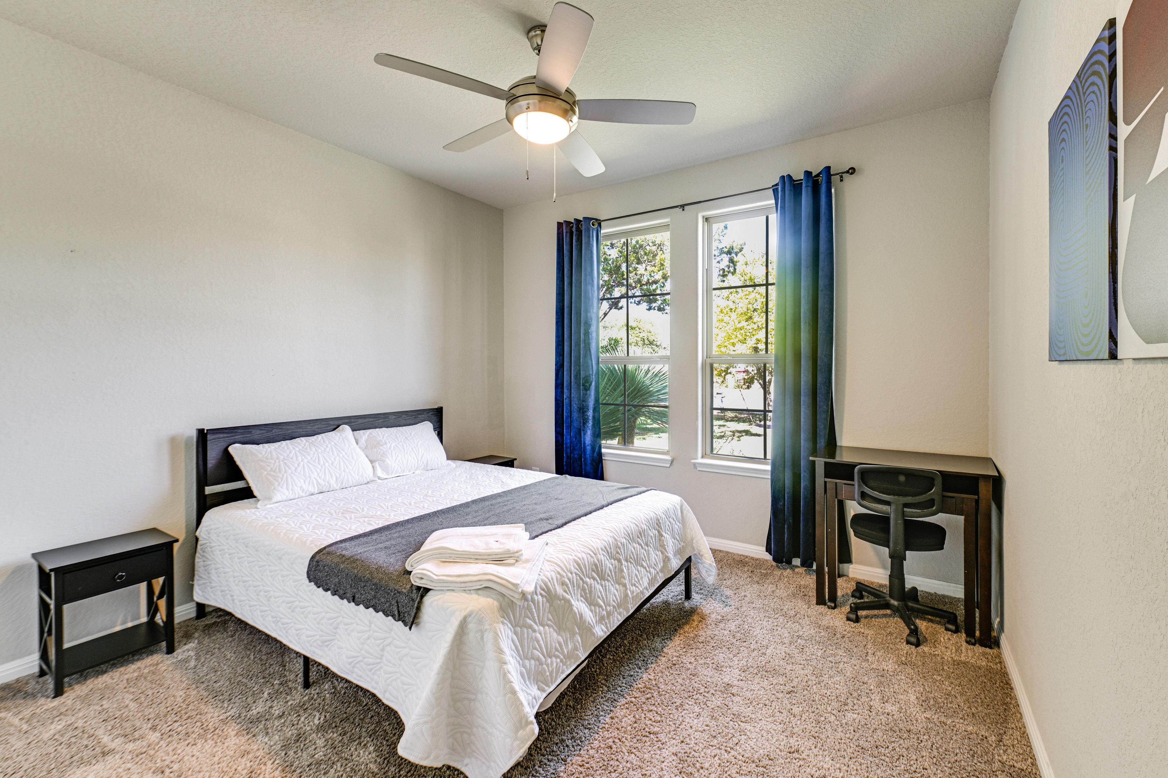 Bedroom | Queen Bed