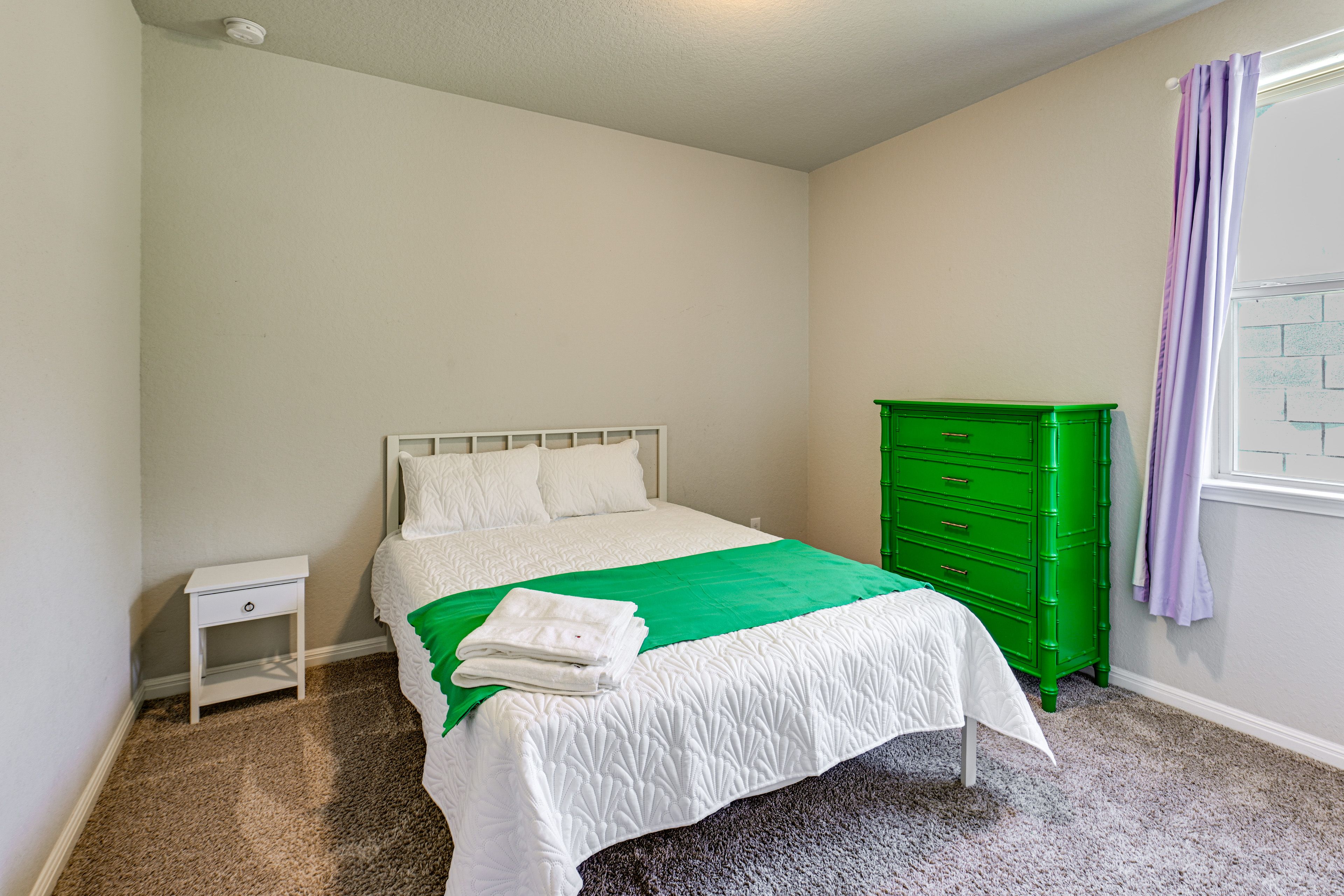 Bedroom | Queen Bed