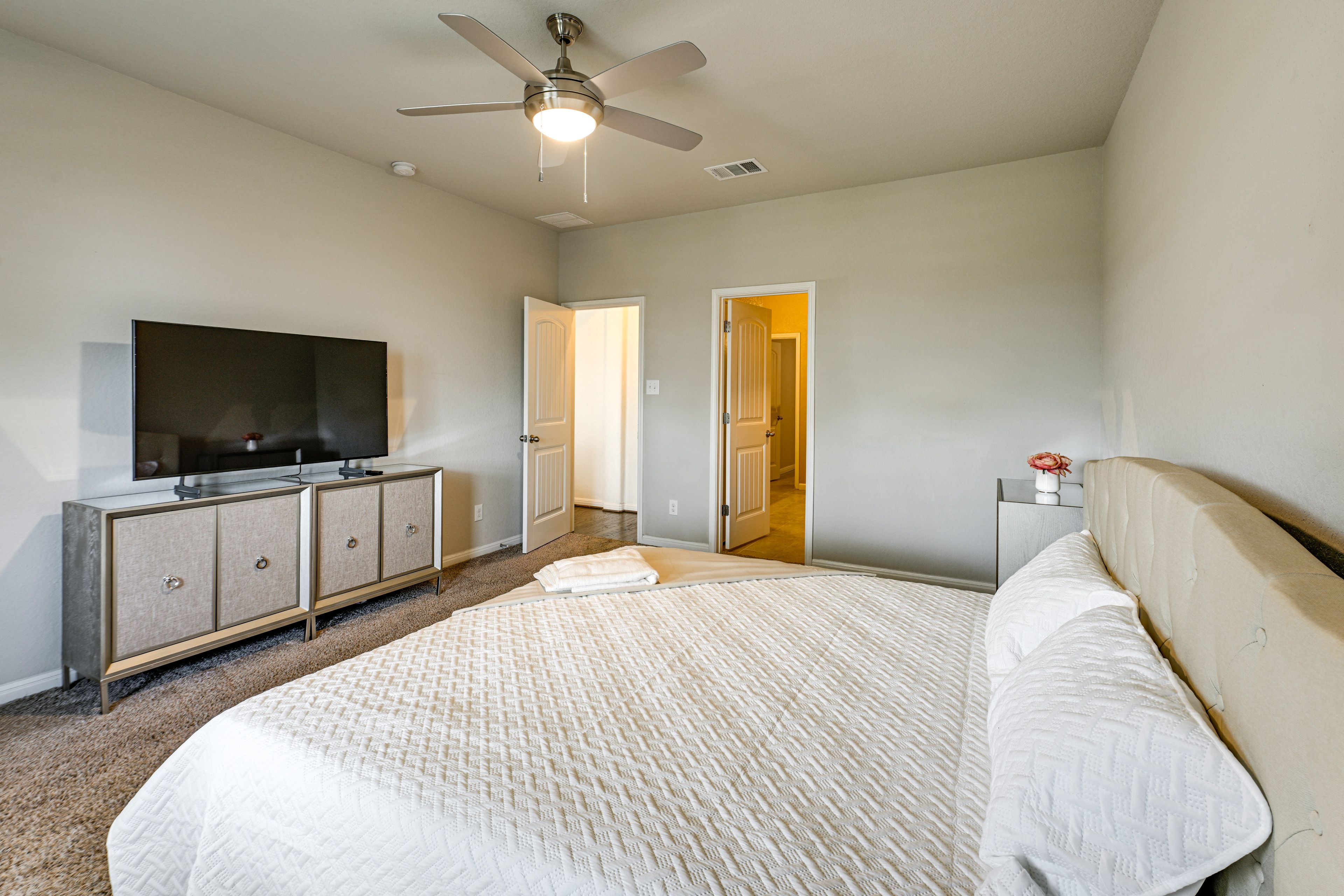 Bedroom | King Bed | Smart TV