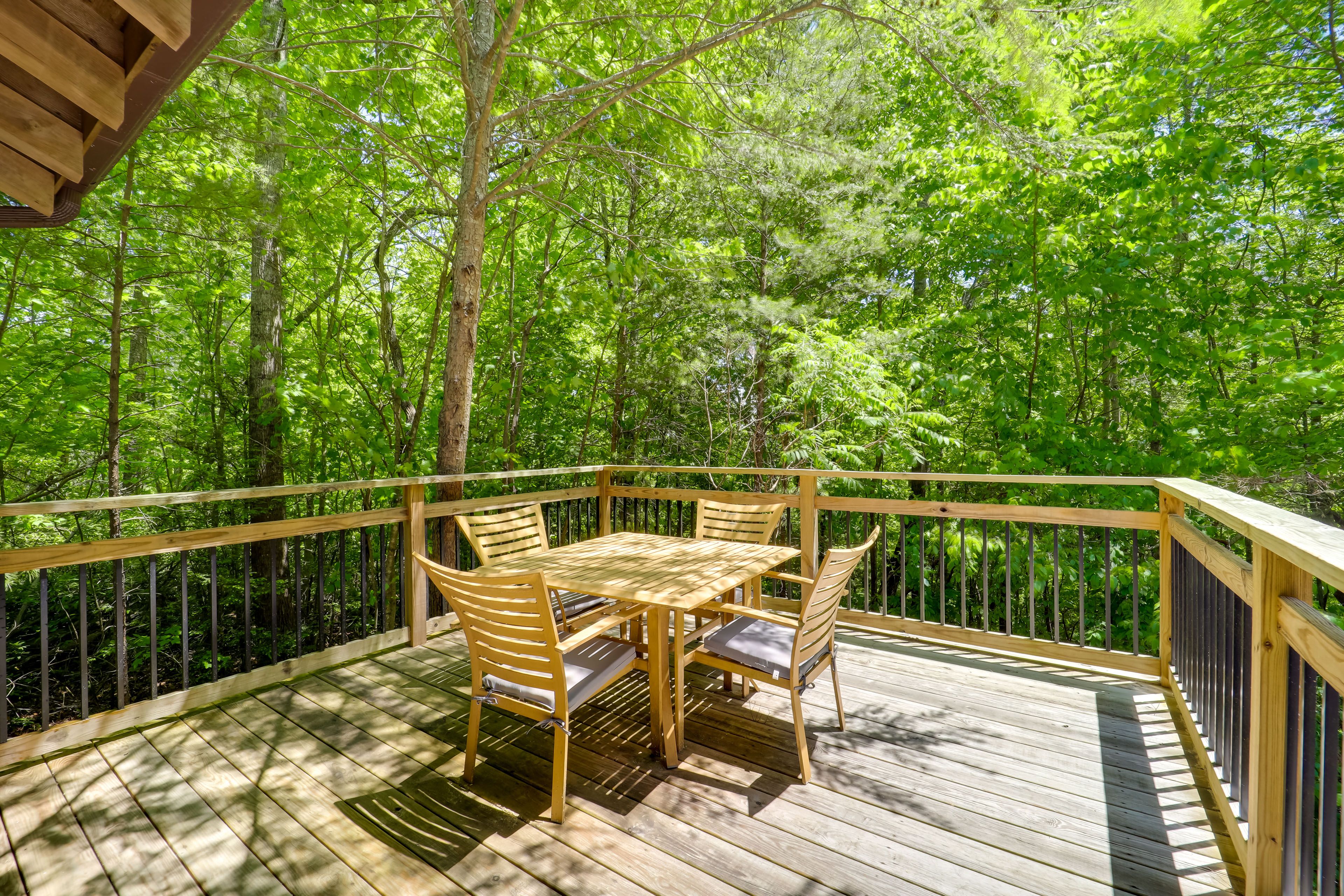 Reach | Private Deck | Outdoor Dining Area