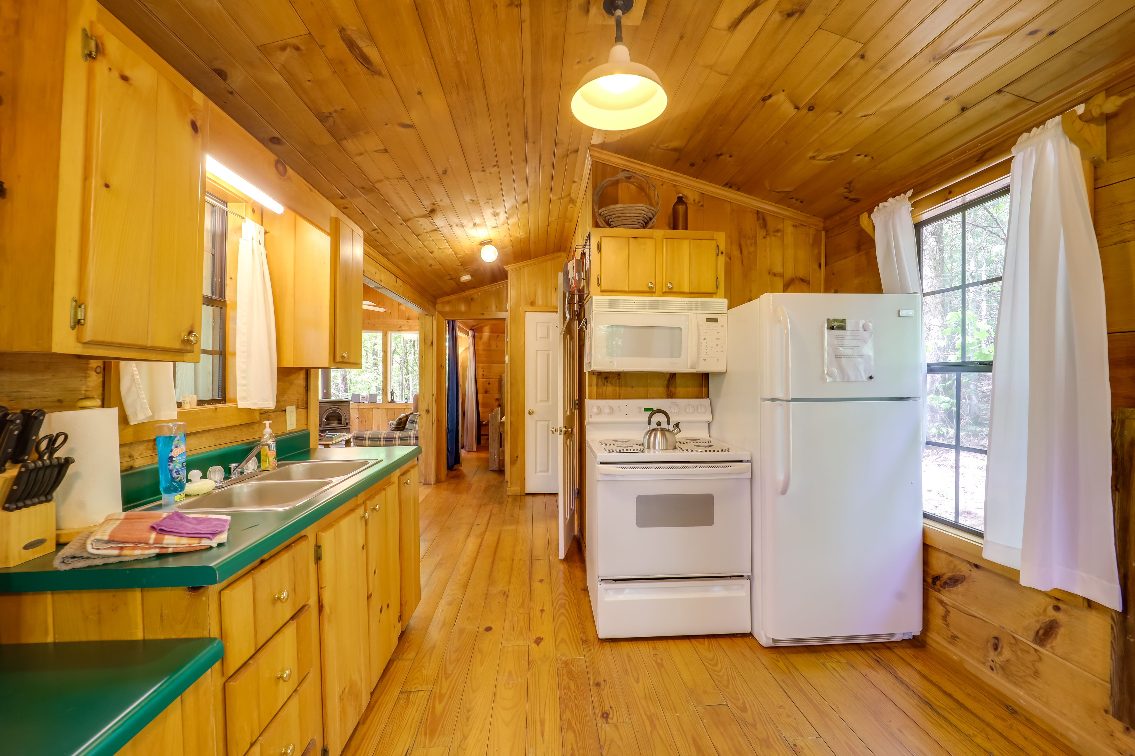 Flying Bridge Log Cabin | Kitchen | Keurig/Drip Coffee | Toaster | Basics