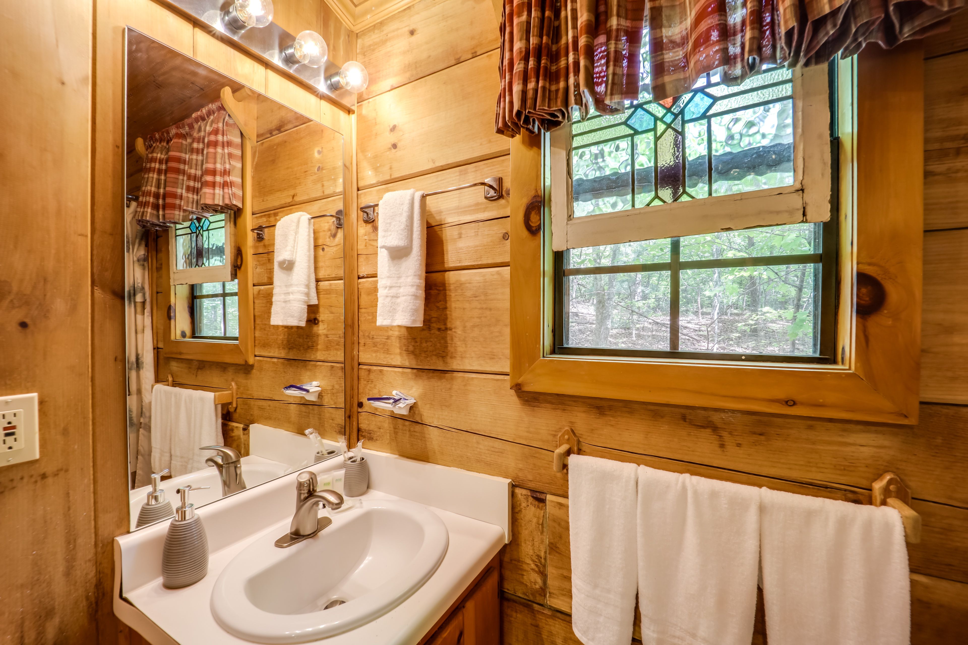 Flying Bridge Log Cabin | Full Bath