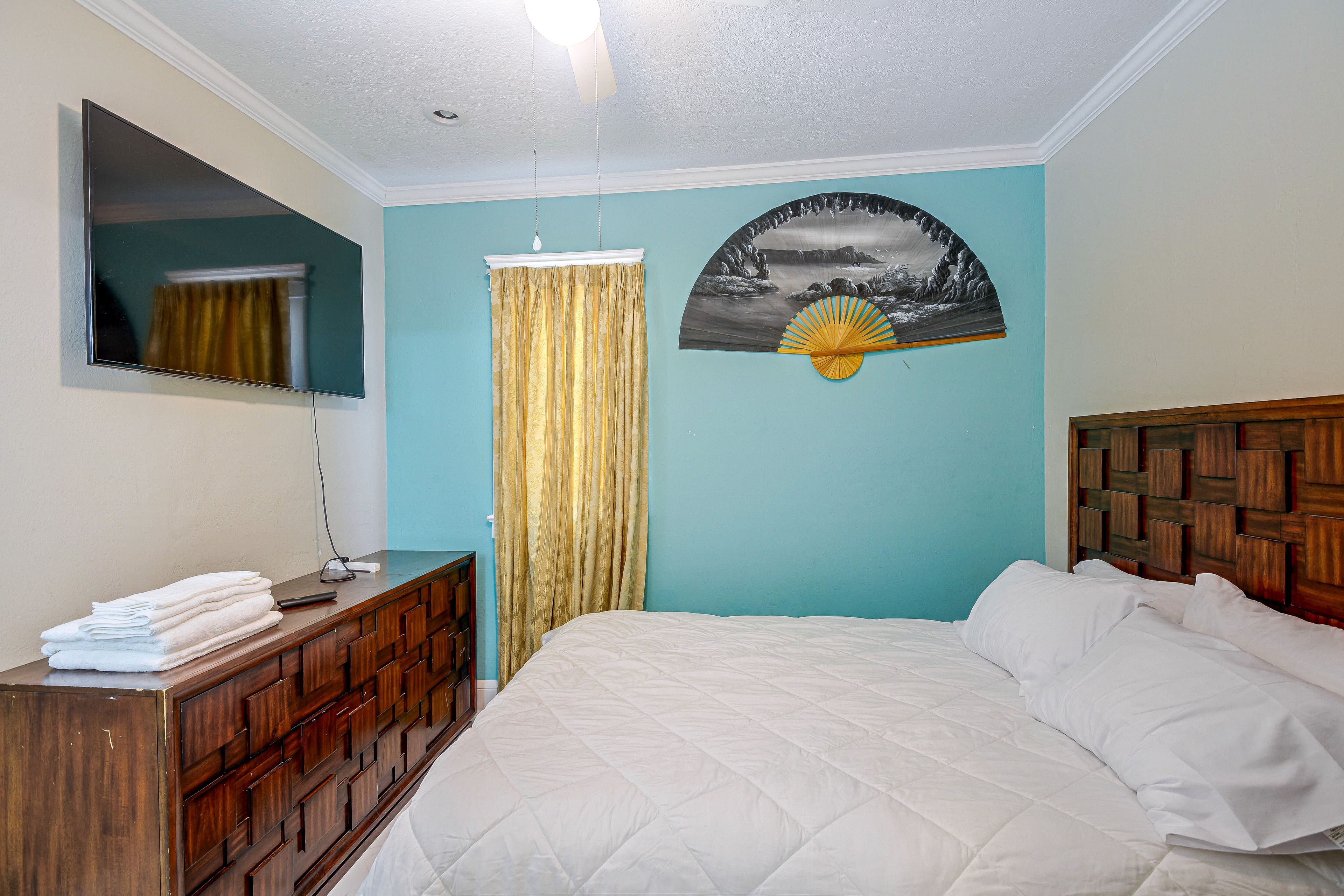 Bedroom 1 | Queen Bed