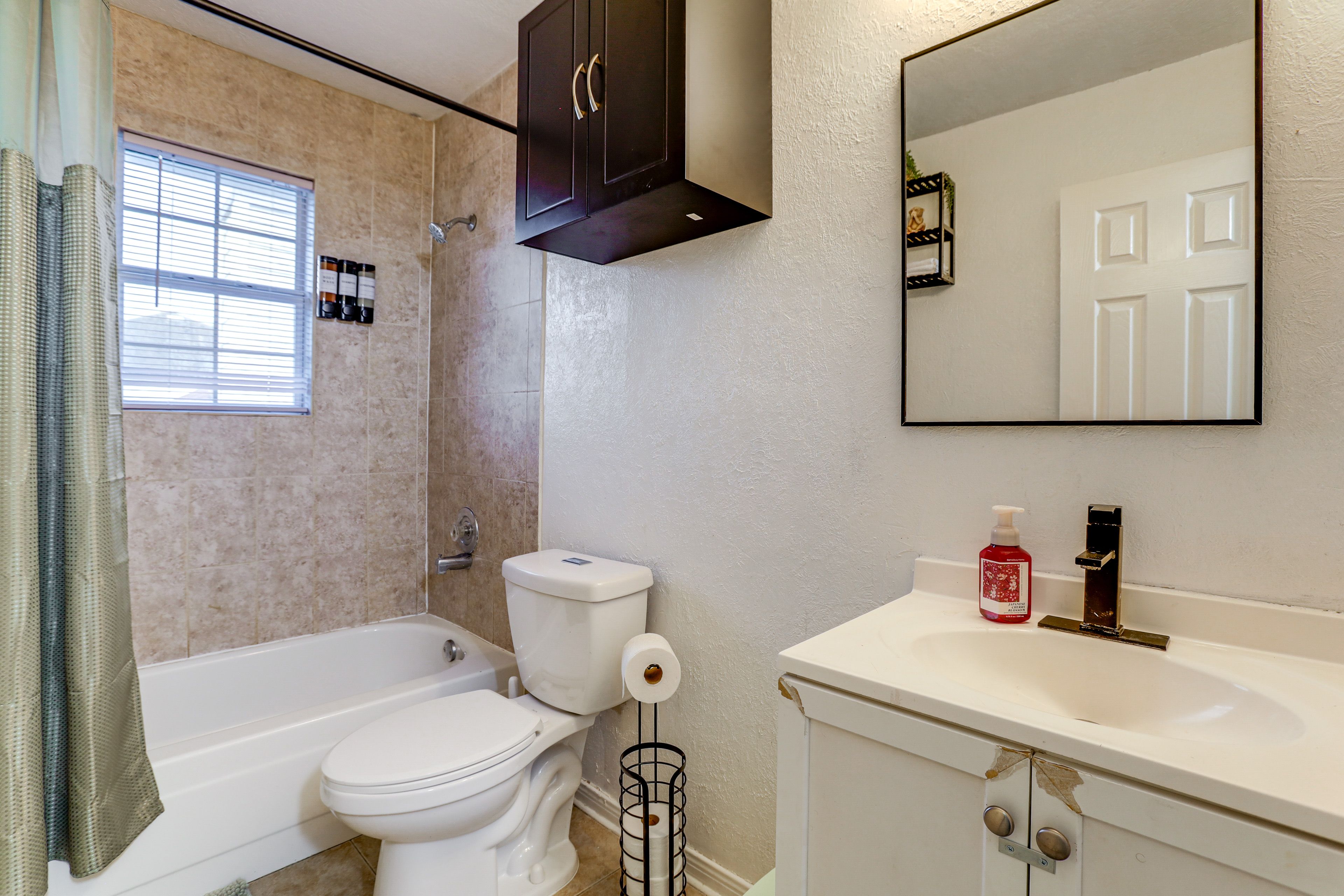 Full Bathroom | 2nd Floor