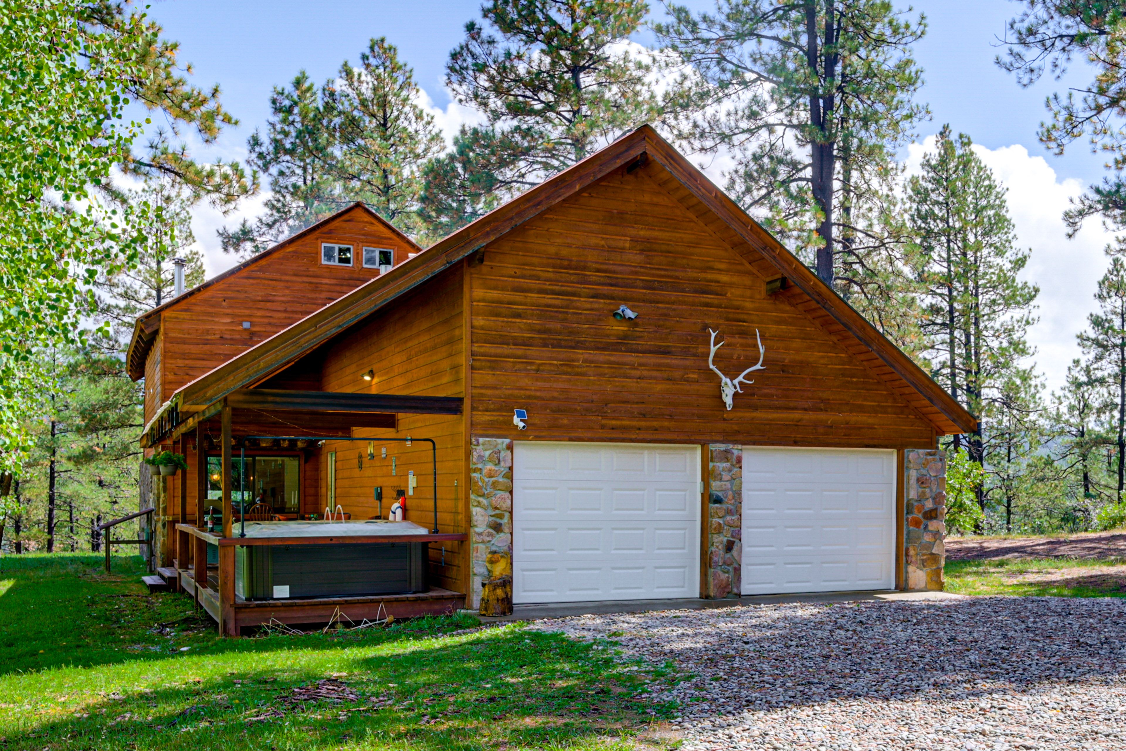 Exterior | Parking | Garage (1 Vehicle) | Driveway (5 Vehicles)