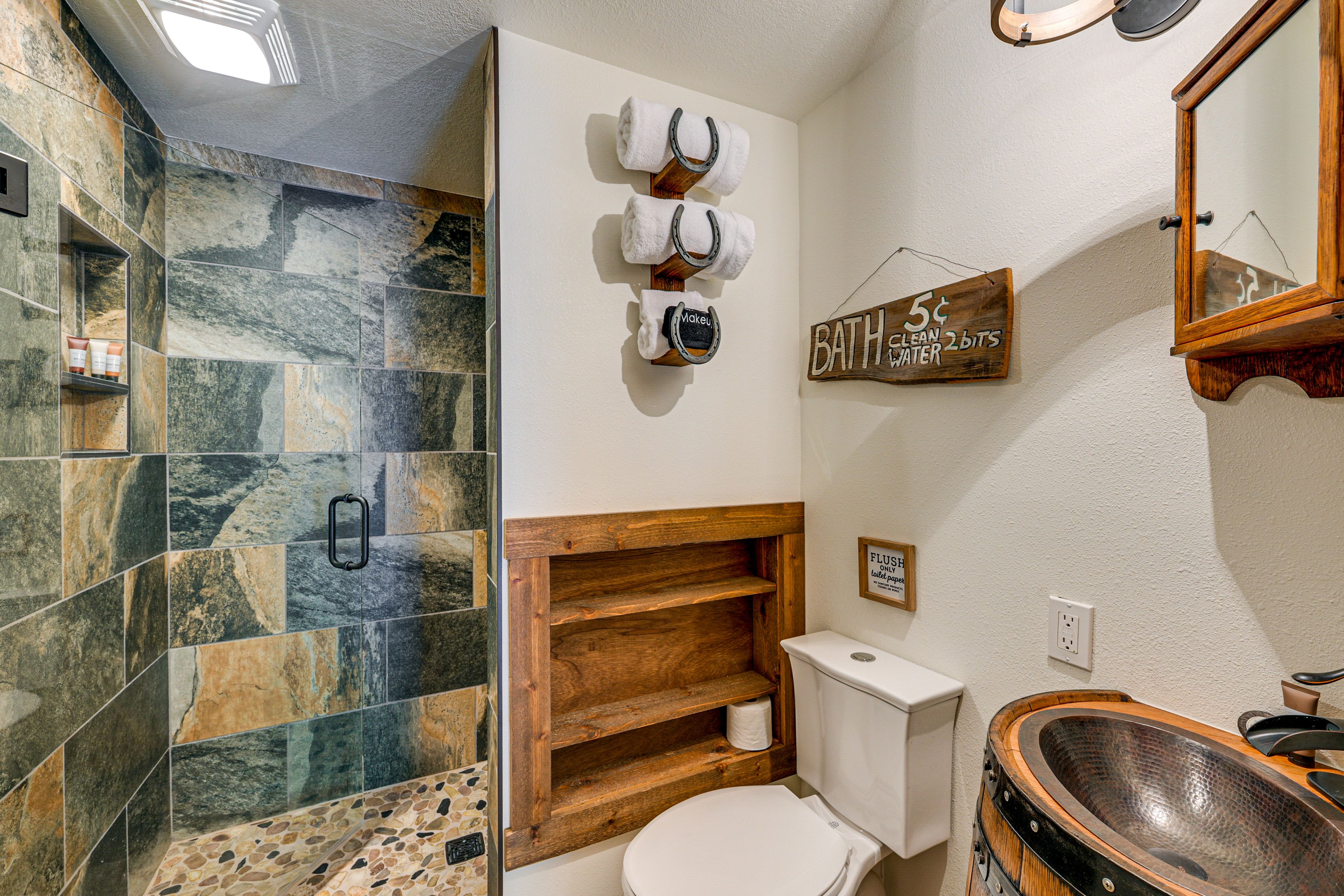 Full Bathroom | Towels & Linens Provided | Main Floor