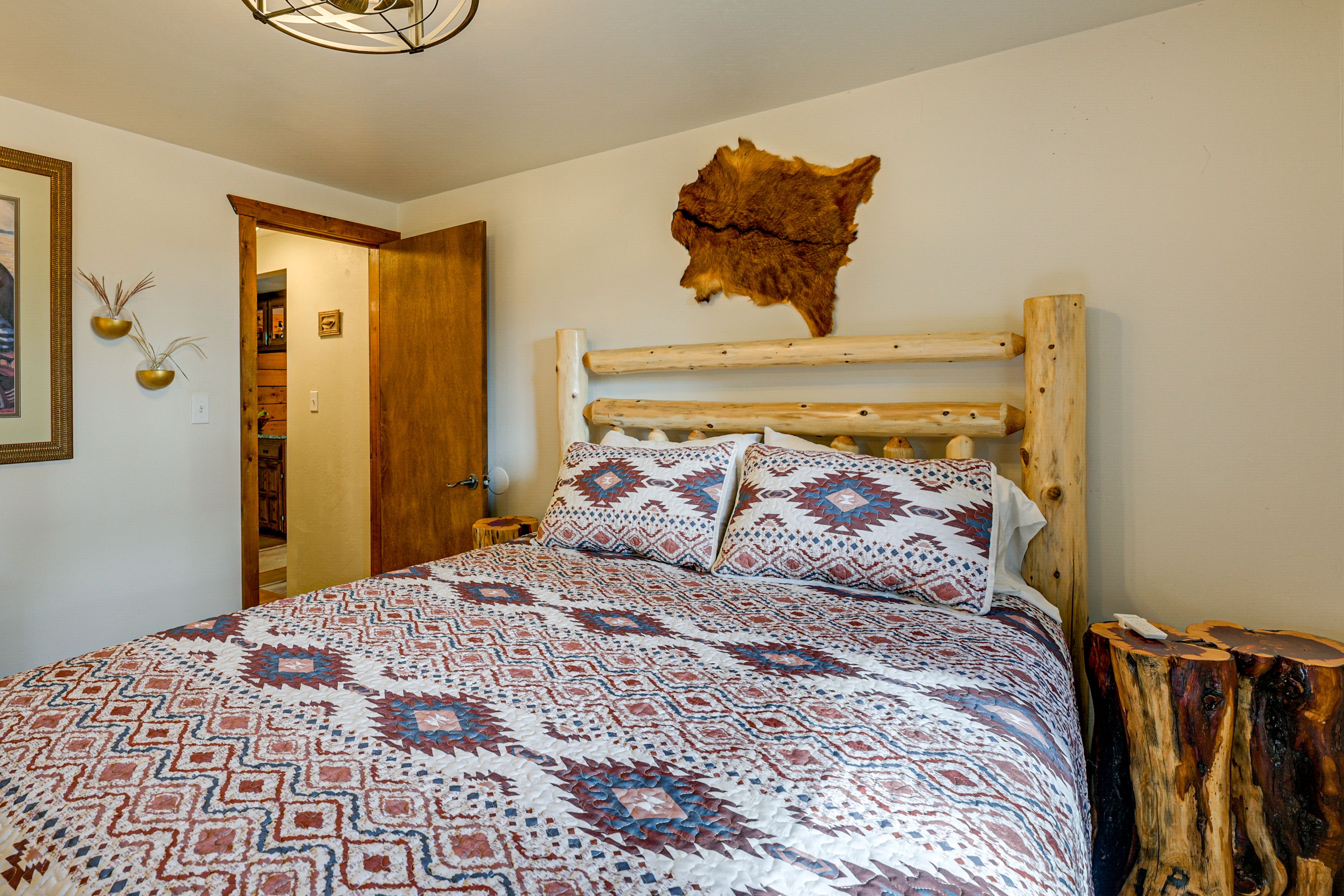 Bedroom | Queen Bed | Lower Level