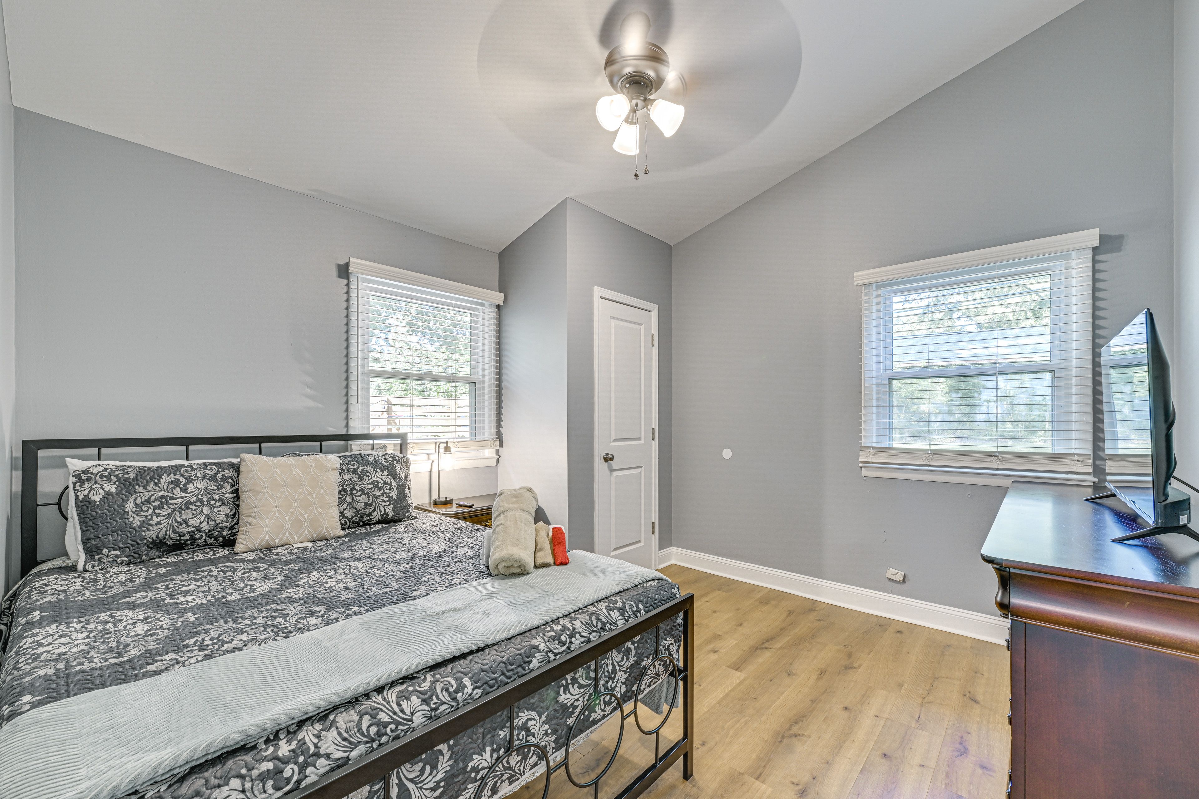 Bedroom 2 | Queen Bed