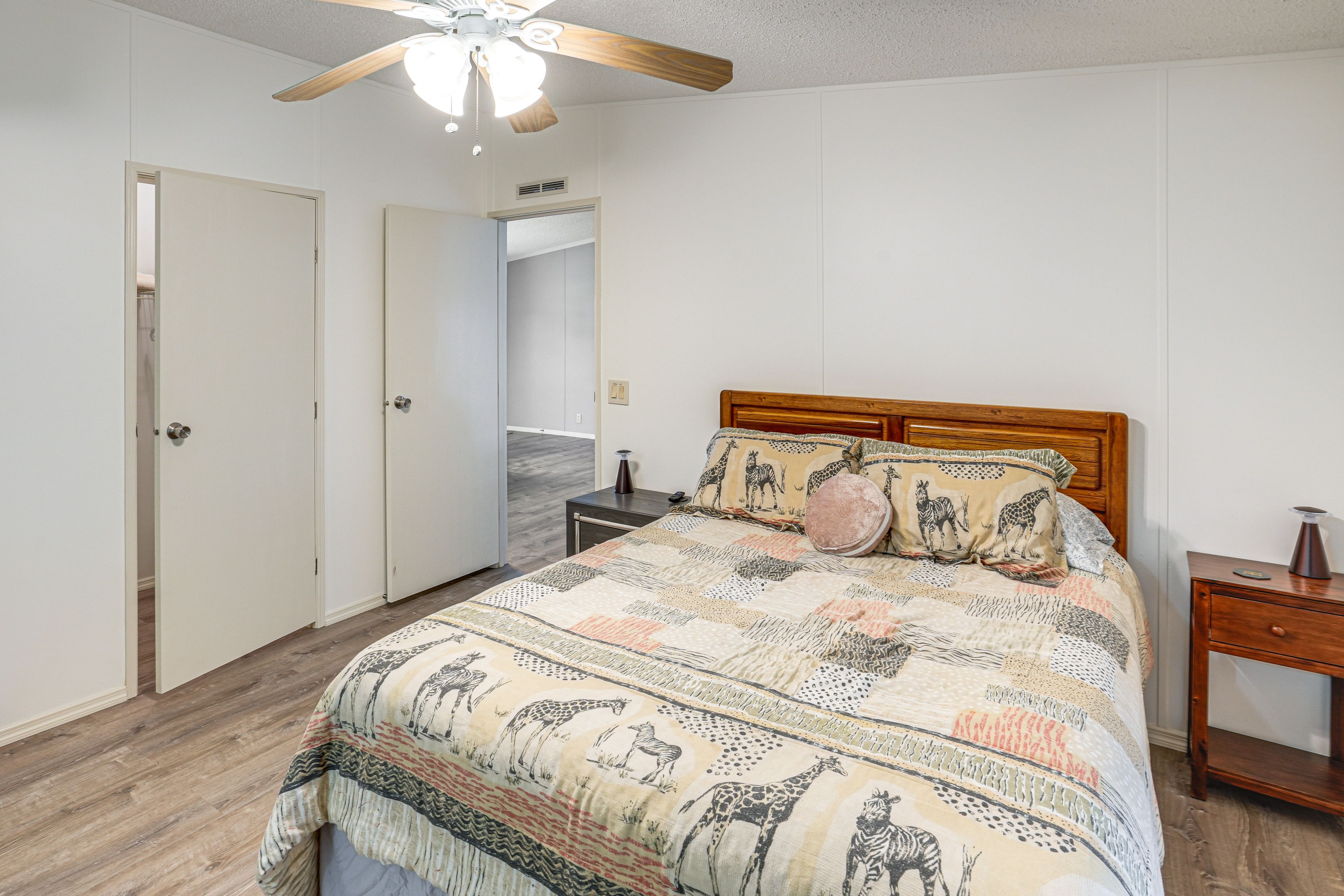 Bedroom | King Bed | En-Suite Bathroom