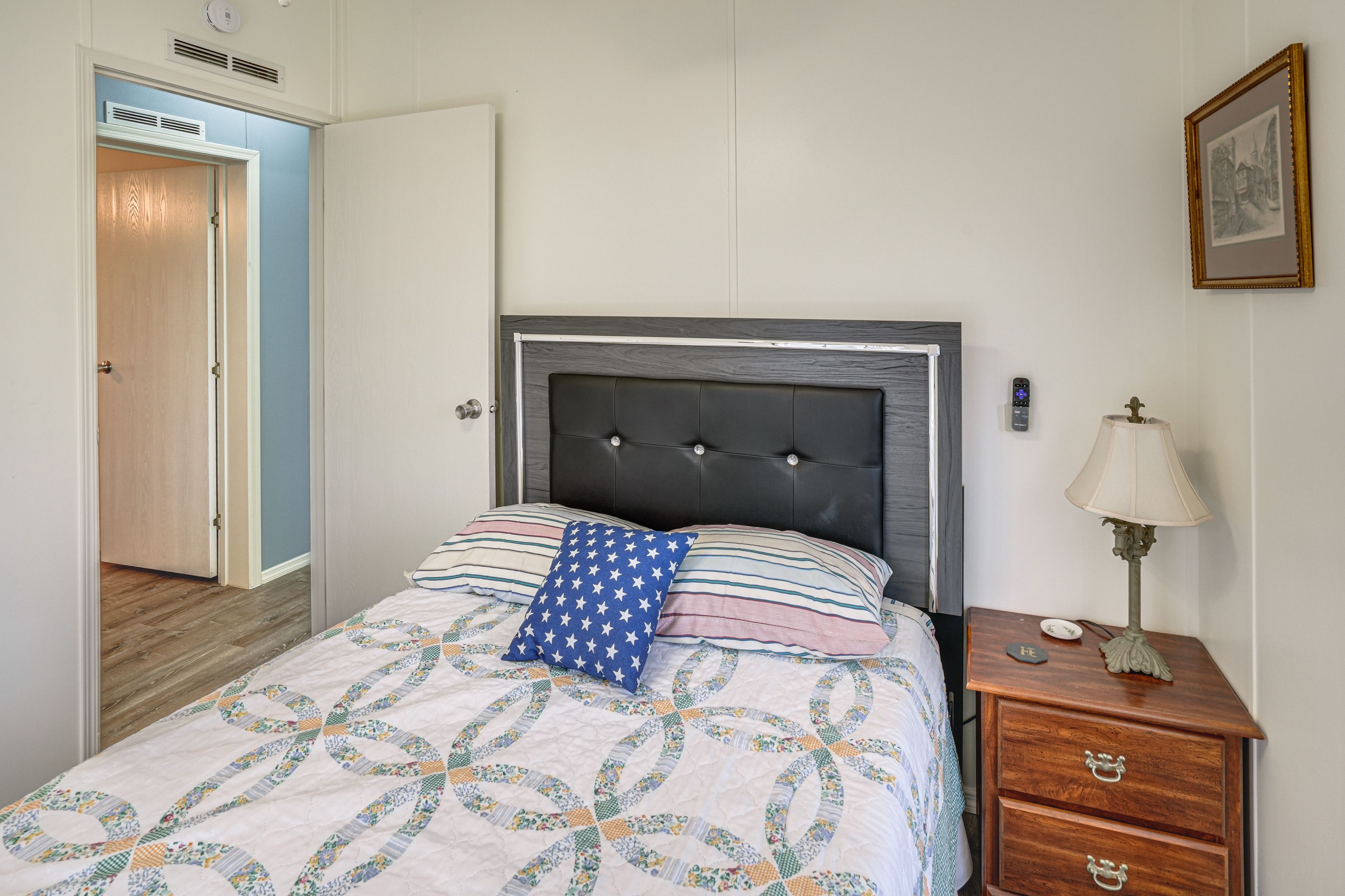 Bedroom | Queen Bed