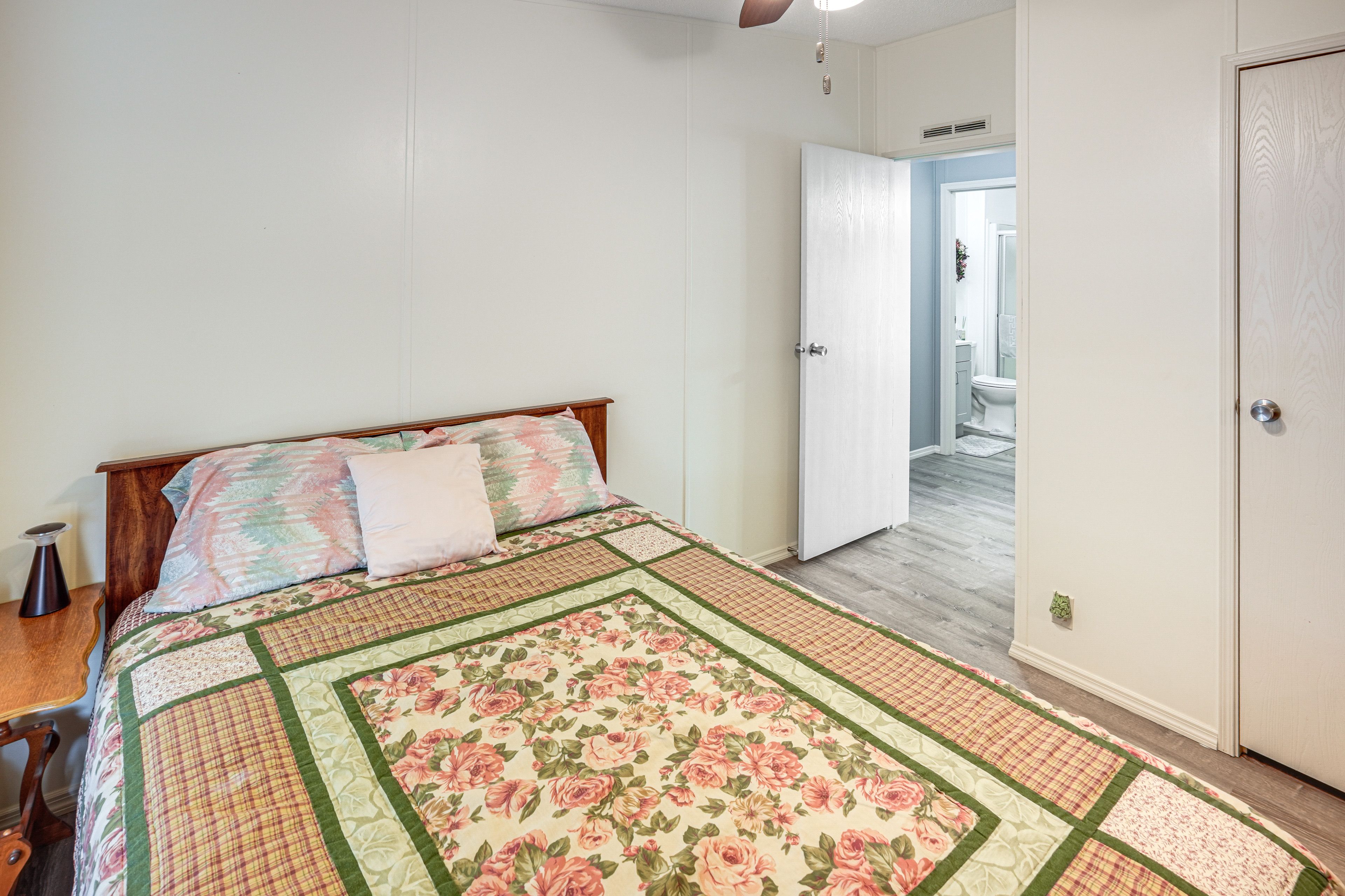 Bedroom | Queen Bed