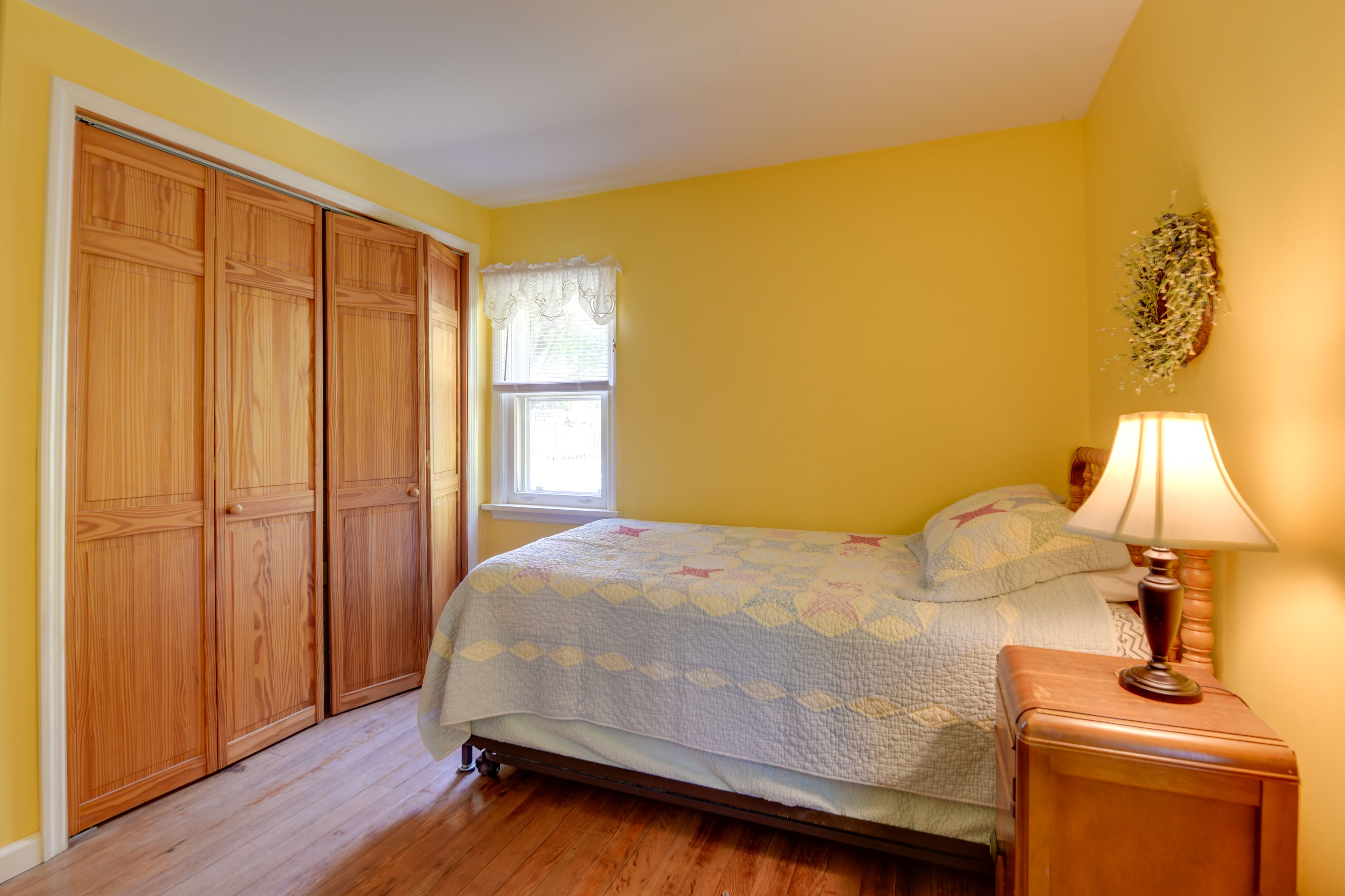 Bedroom | Twin Bed w/ Twin Trundle