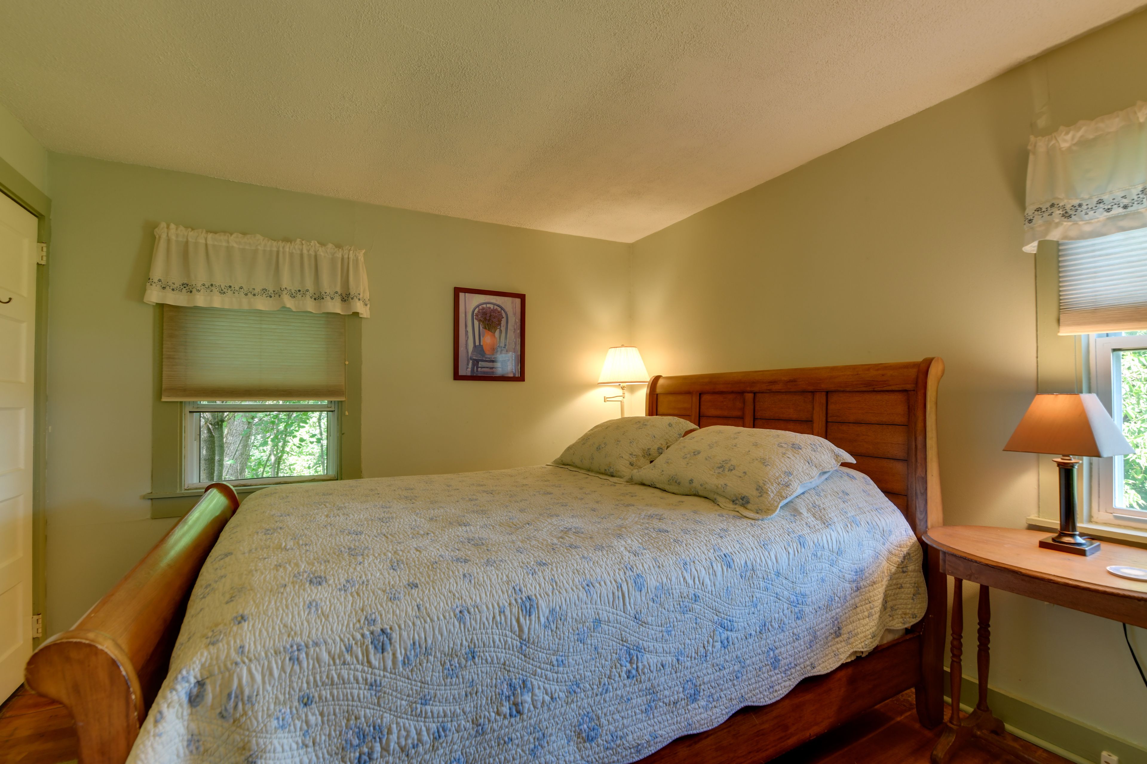 Bedroom | Queen Bed