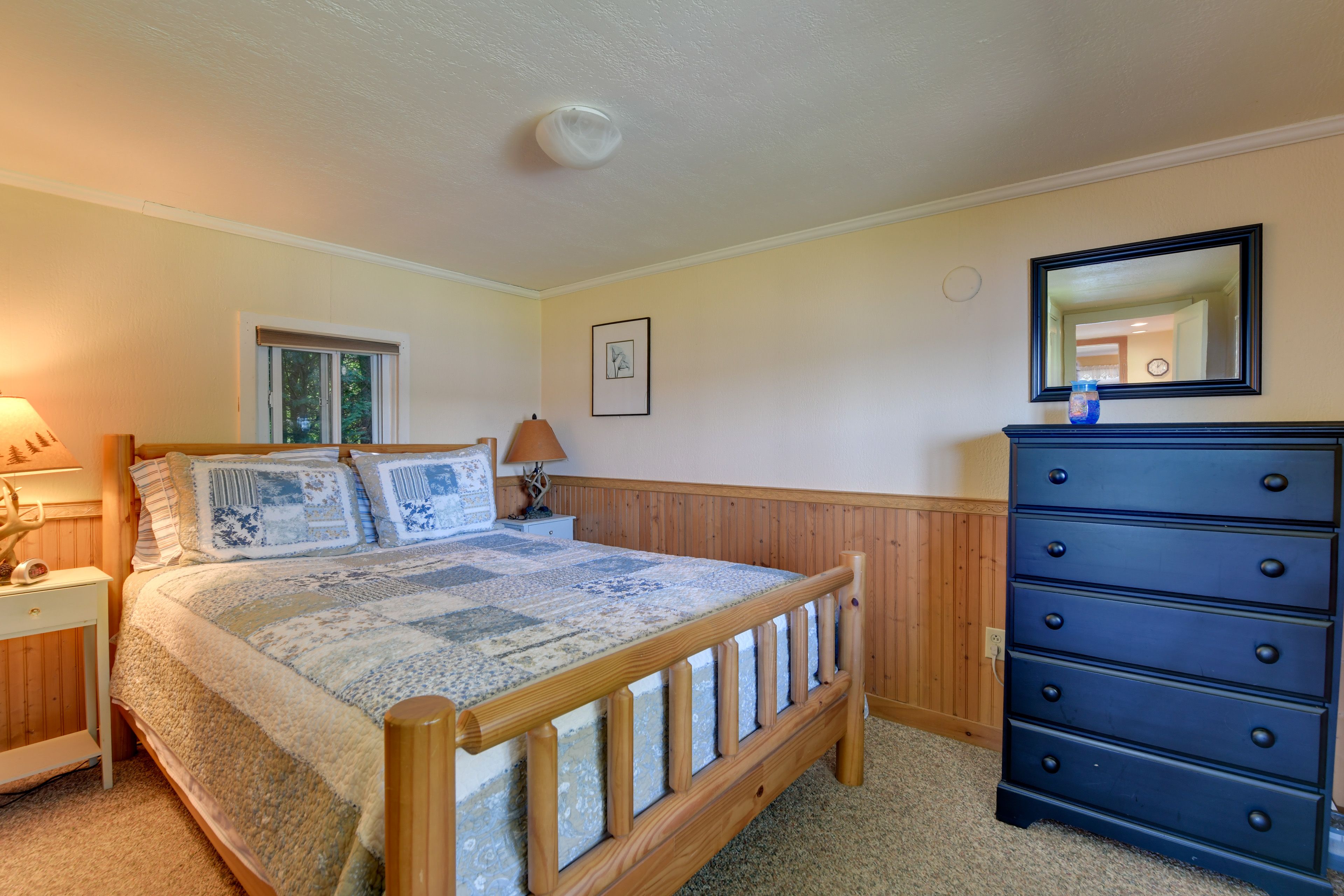 Bedroom | Queen Bed
