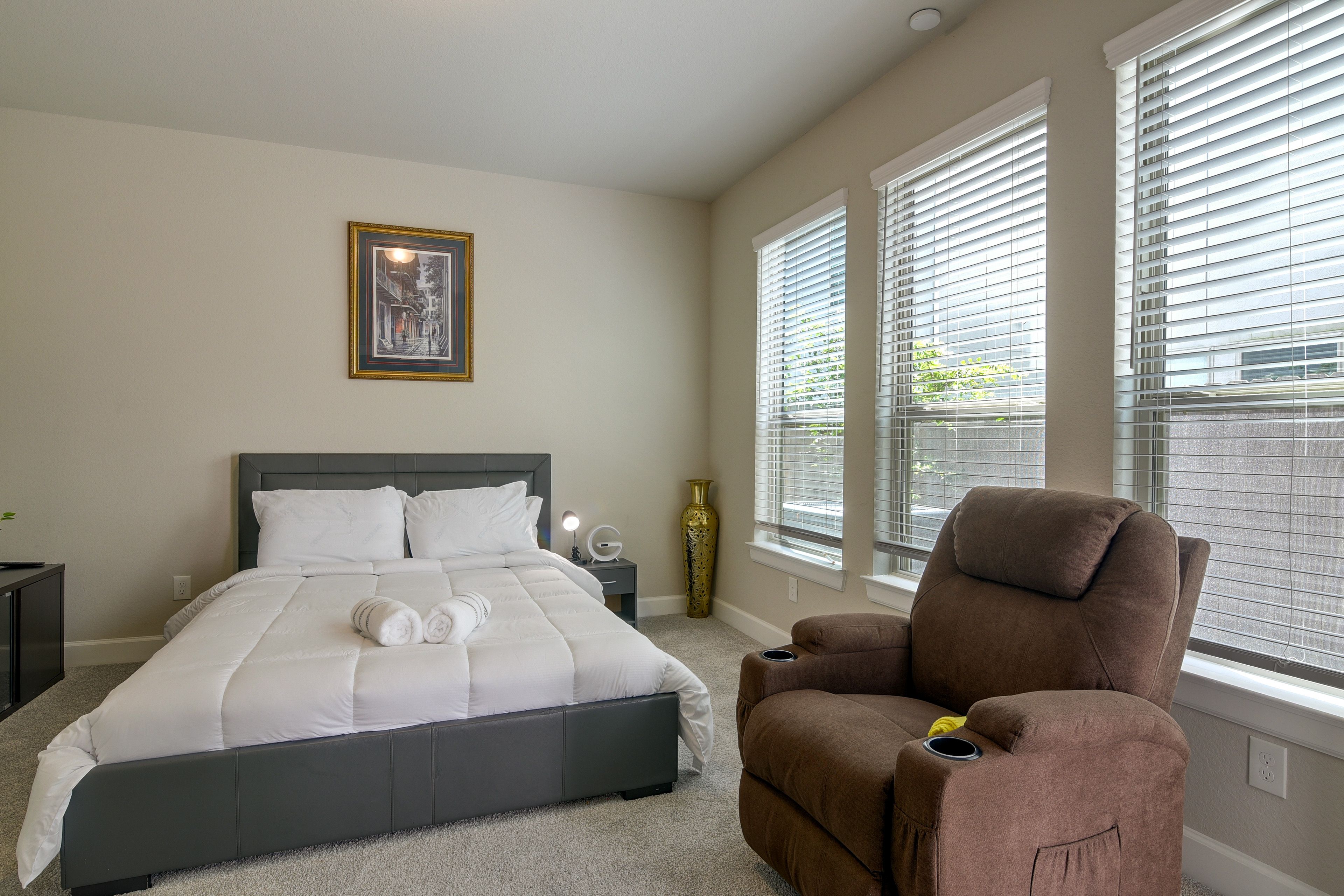Studio | Queen Bed