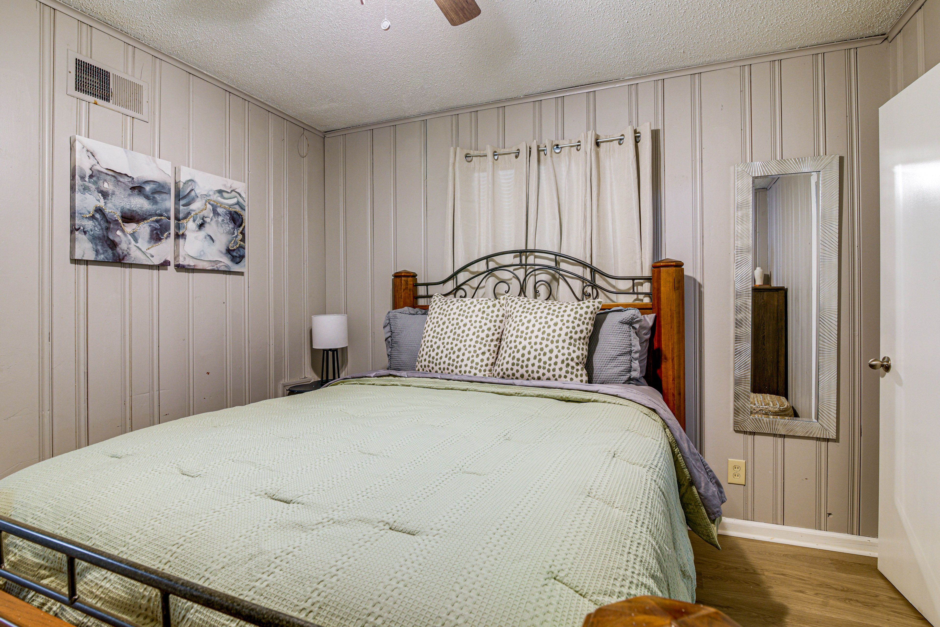 Bedroom 1 | Queen Bed