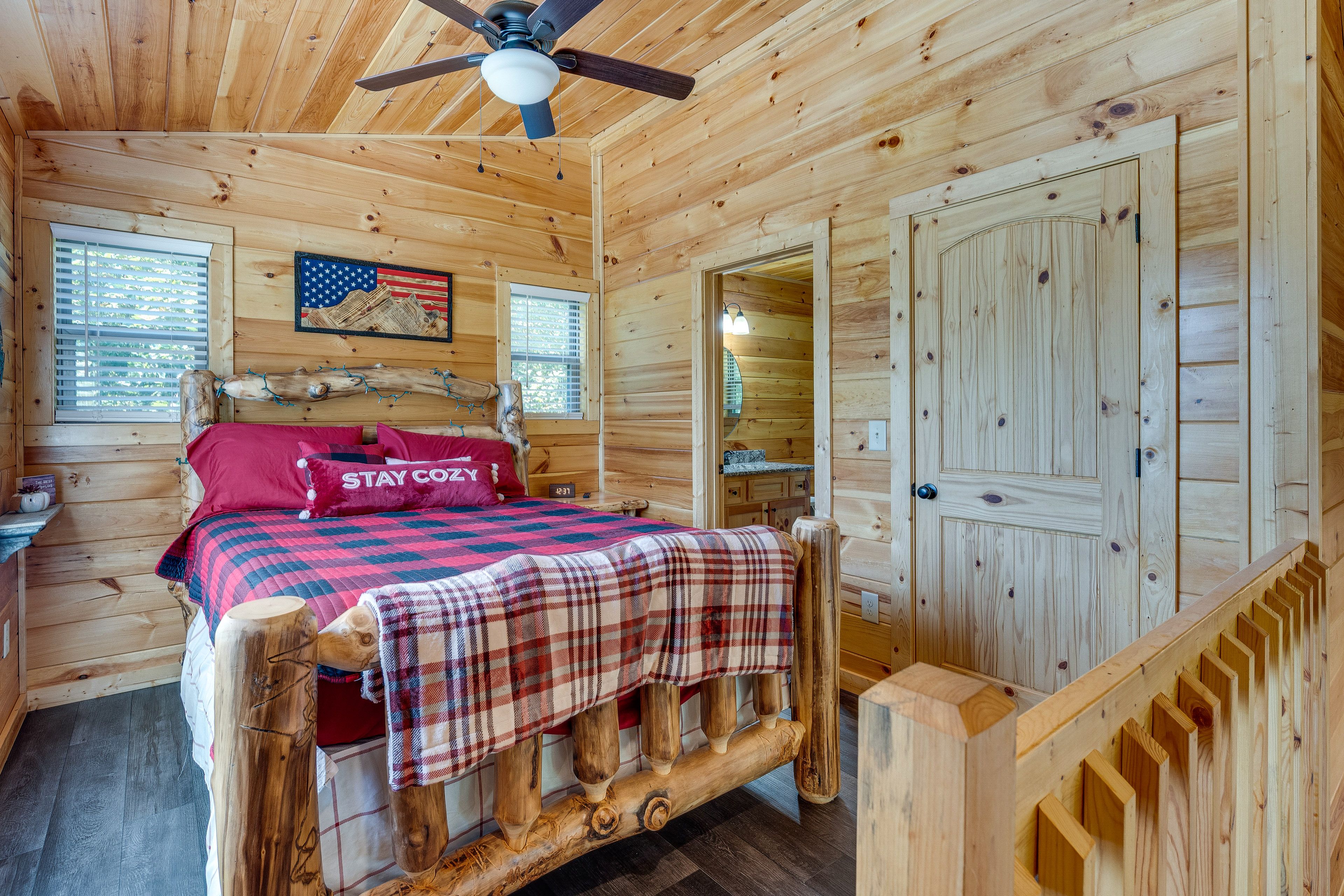 Loft | Queen Bed | 2nd Floor