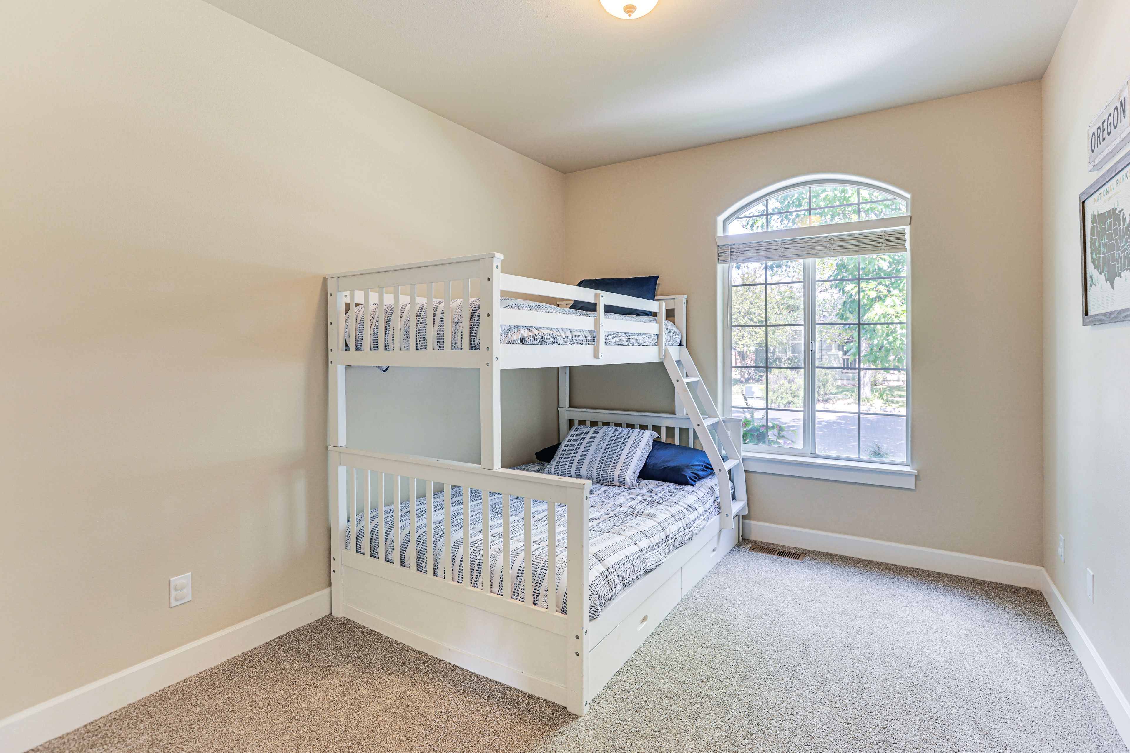 Bedroom 3 | Twin/Full Bunk Bed