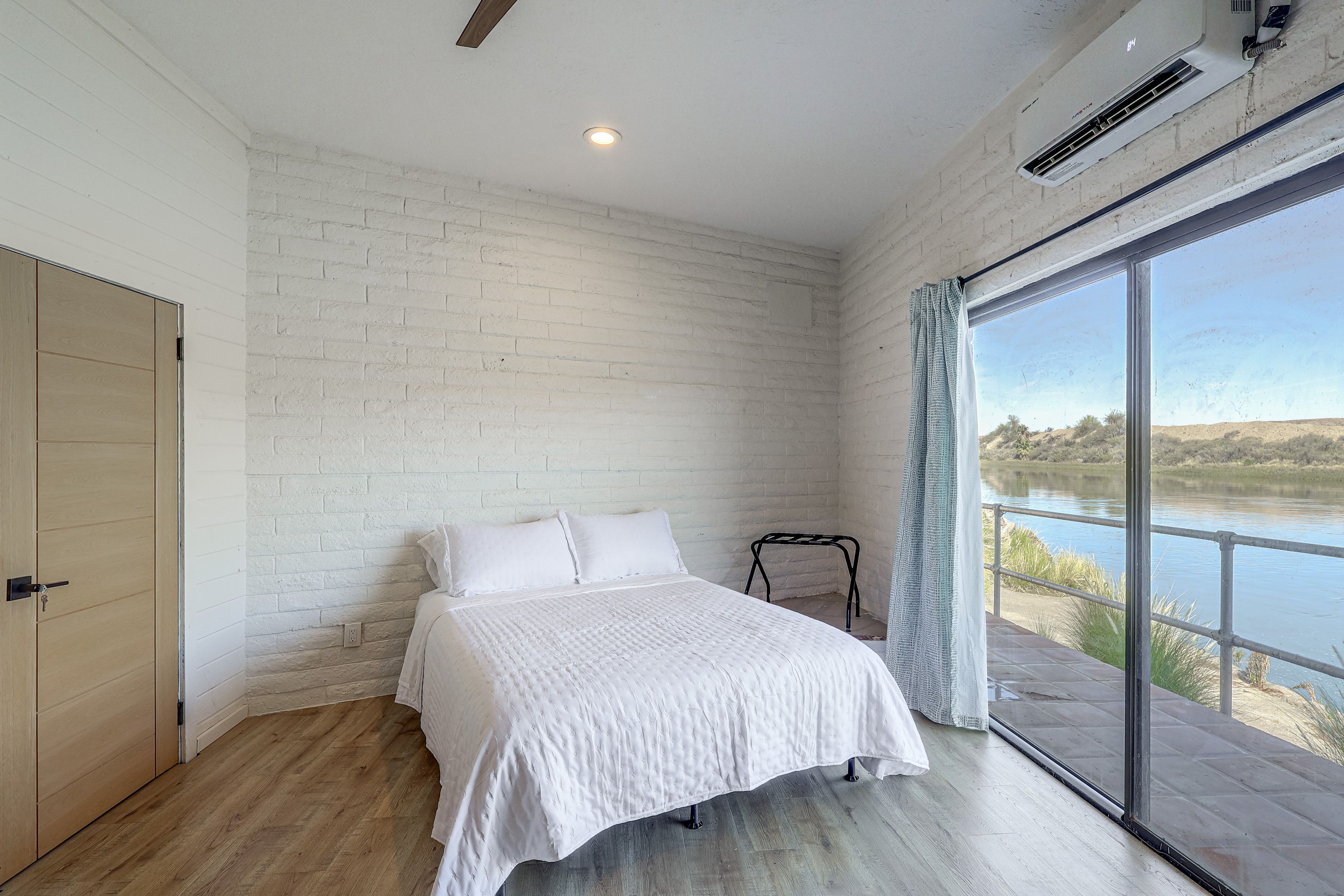 Bedroom | Queen Bed