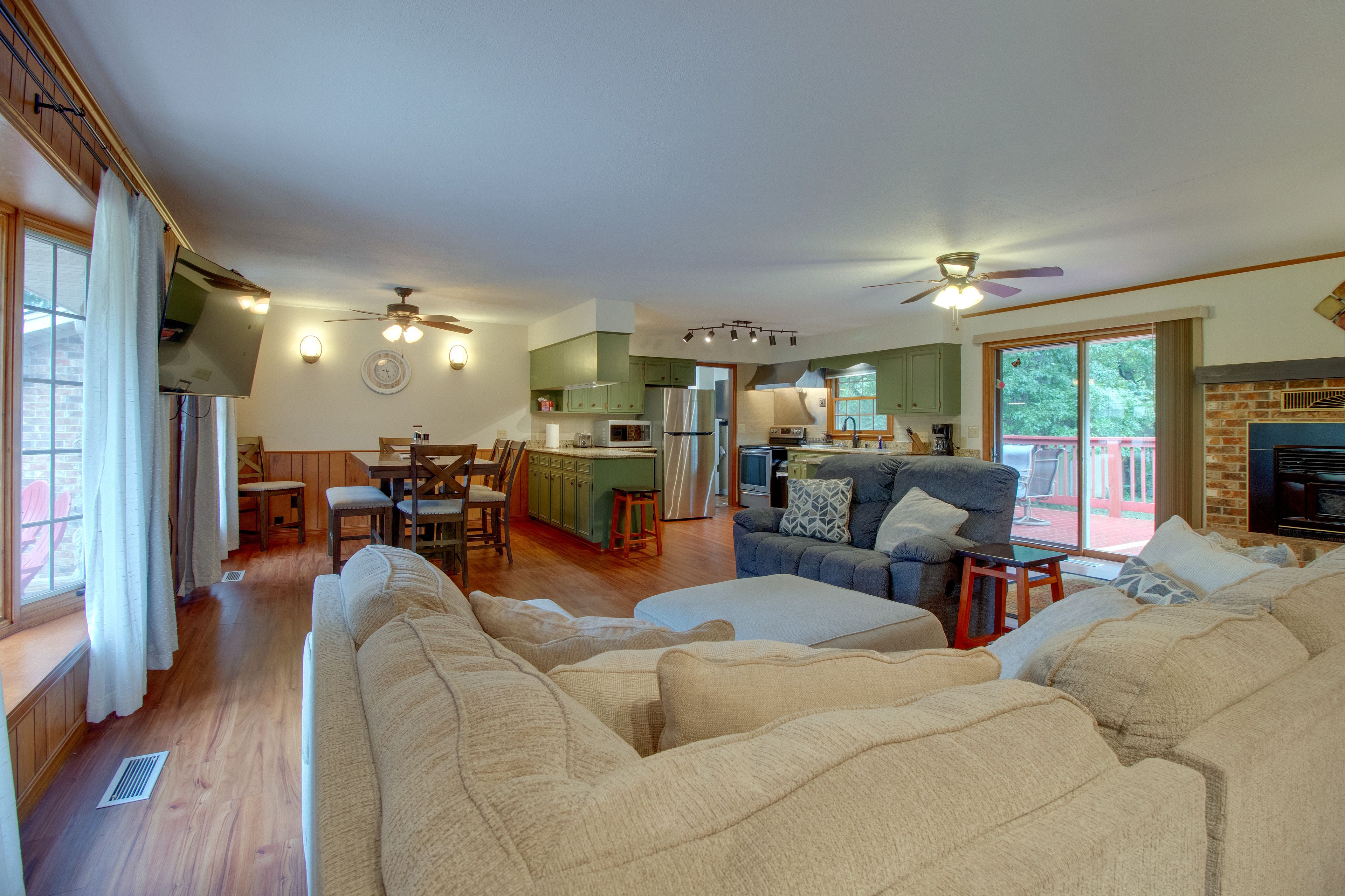 Lakeview Vacation Rental | 3BR | 2BA | 1,309 Sq Ft | 5 Steps to Enter