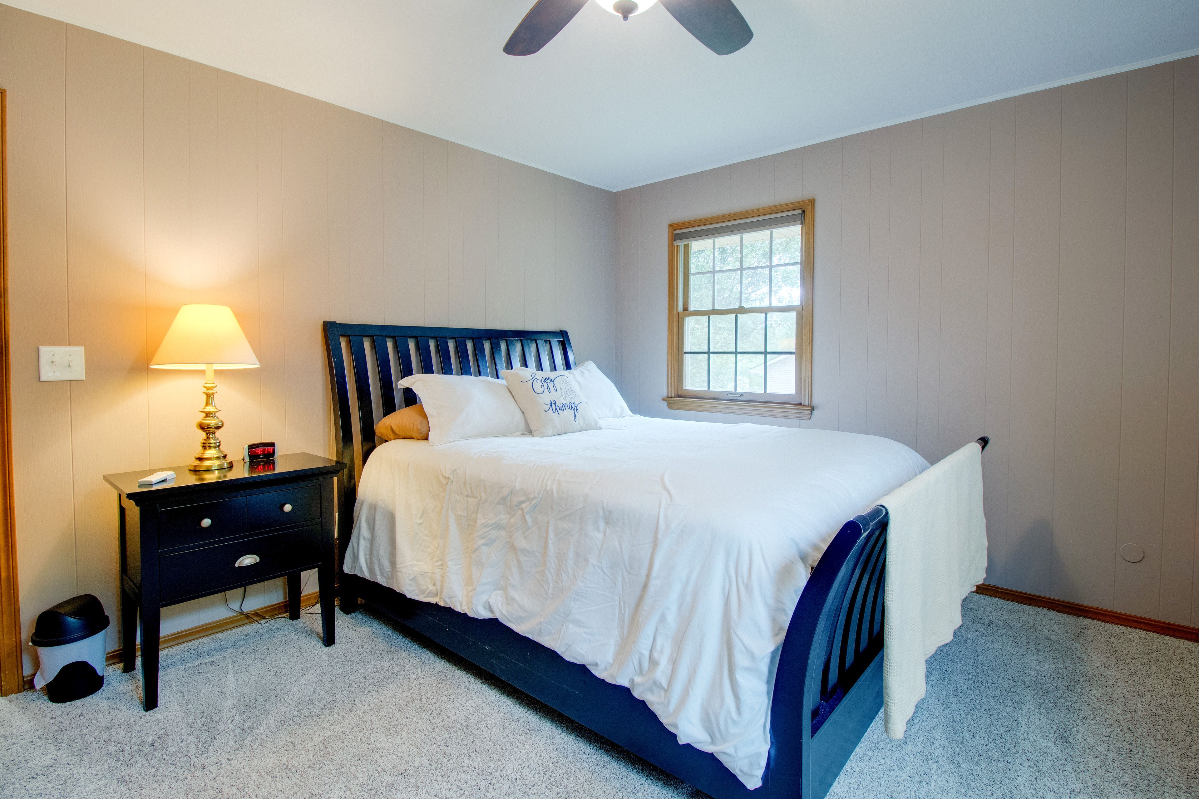 Bedroom 1 | Queen Bed