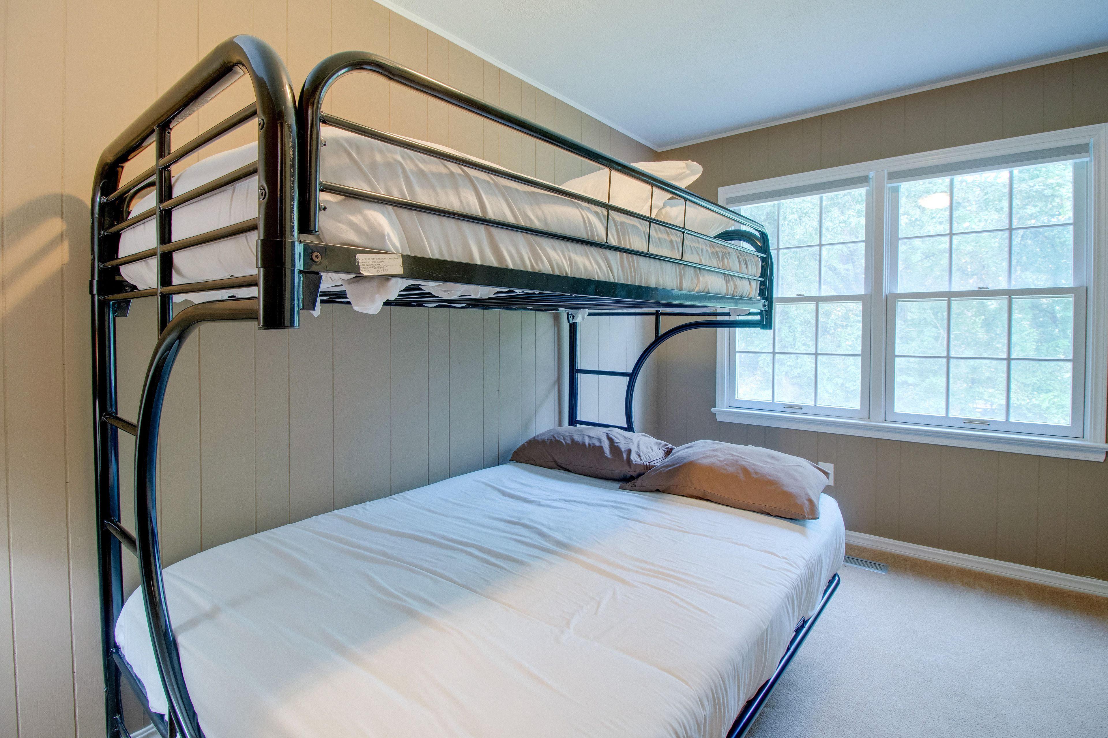 Bedroom 3 | Twin/Full Bunk Bed