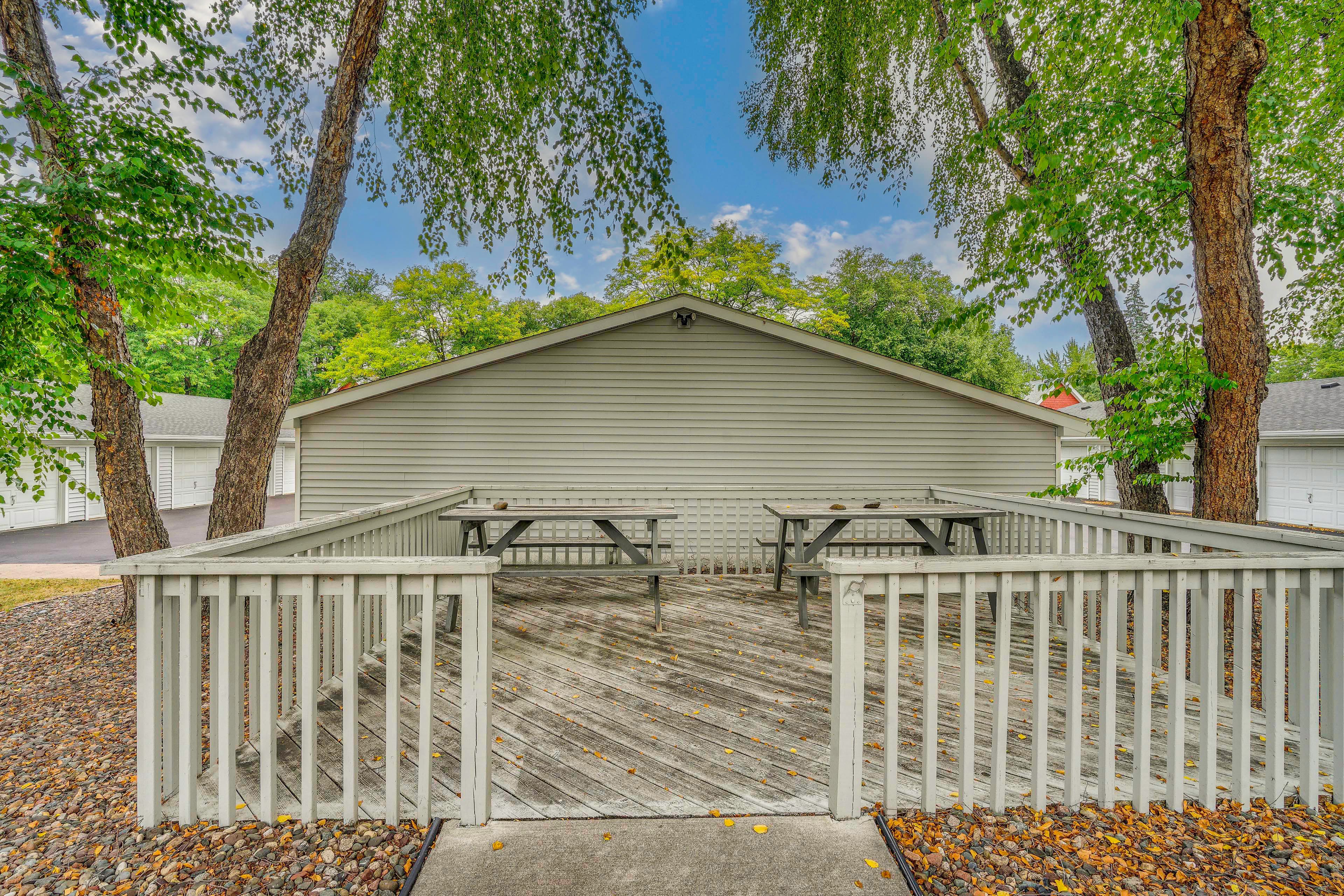 Minnehaha Square | Community Picnic Area