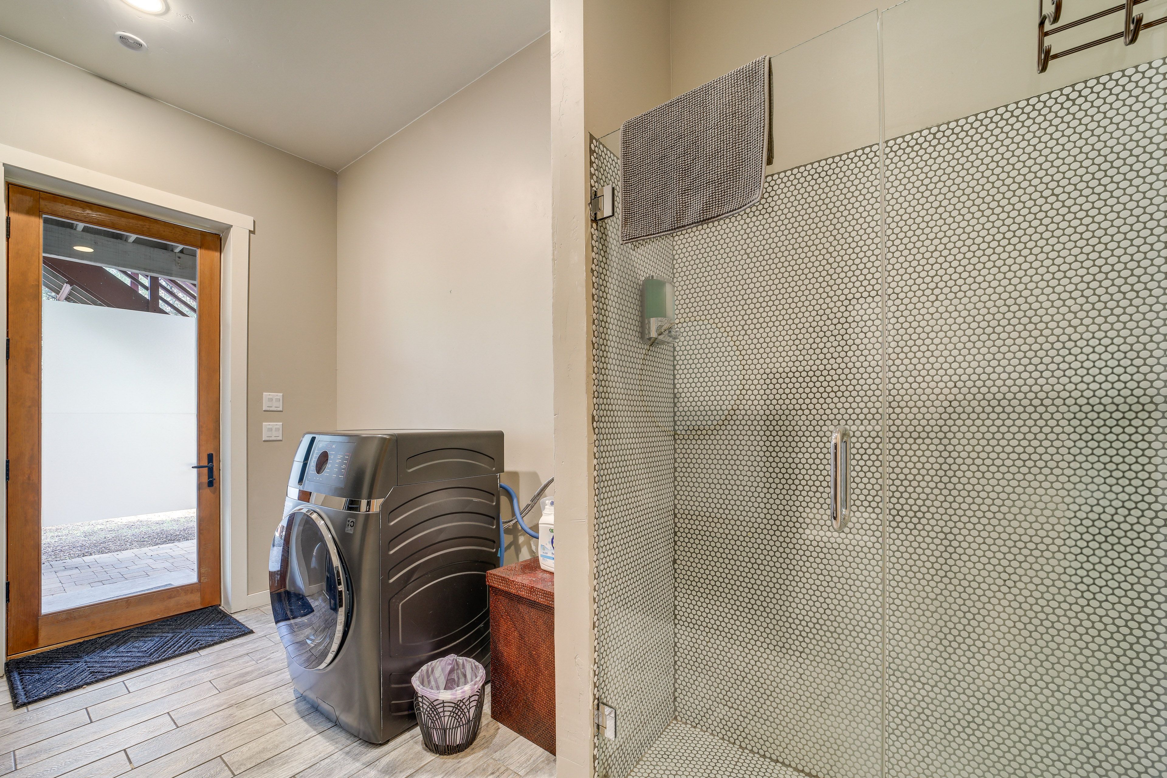 Laundry Room/Full Bathroom