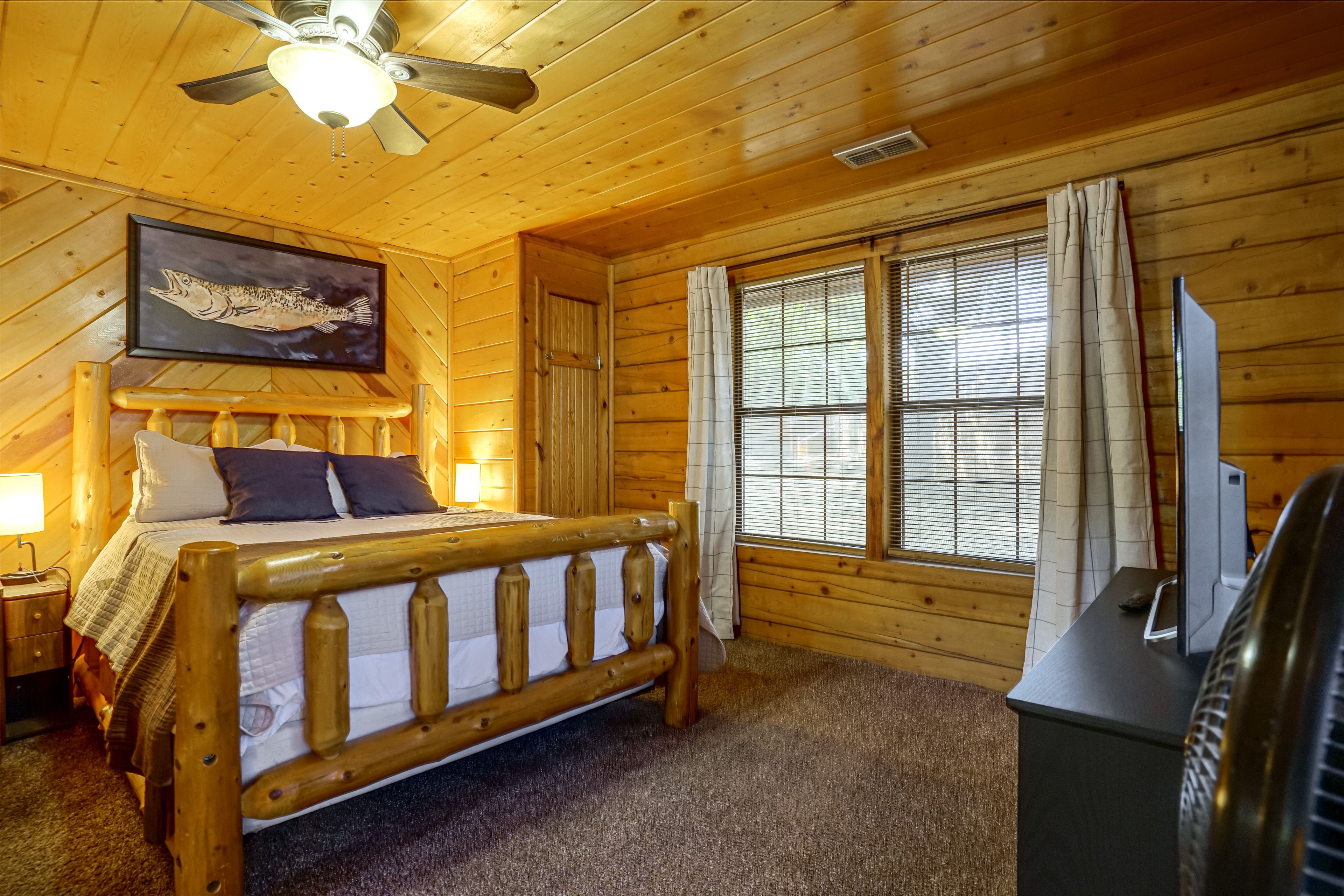 Bedroom 1 | Queen Bed