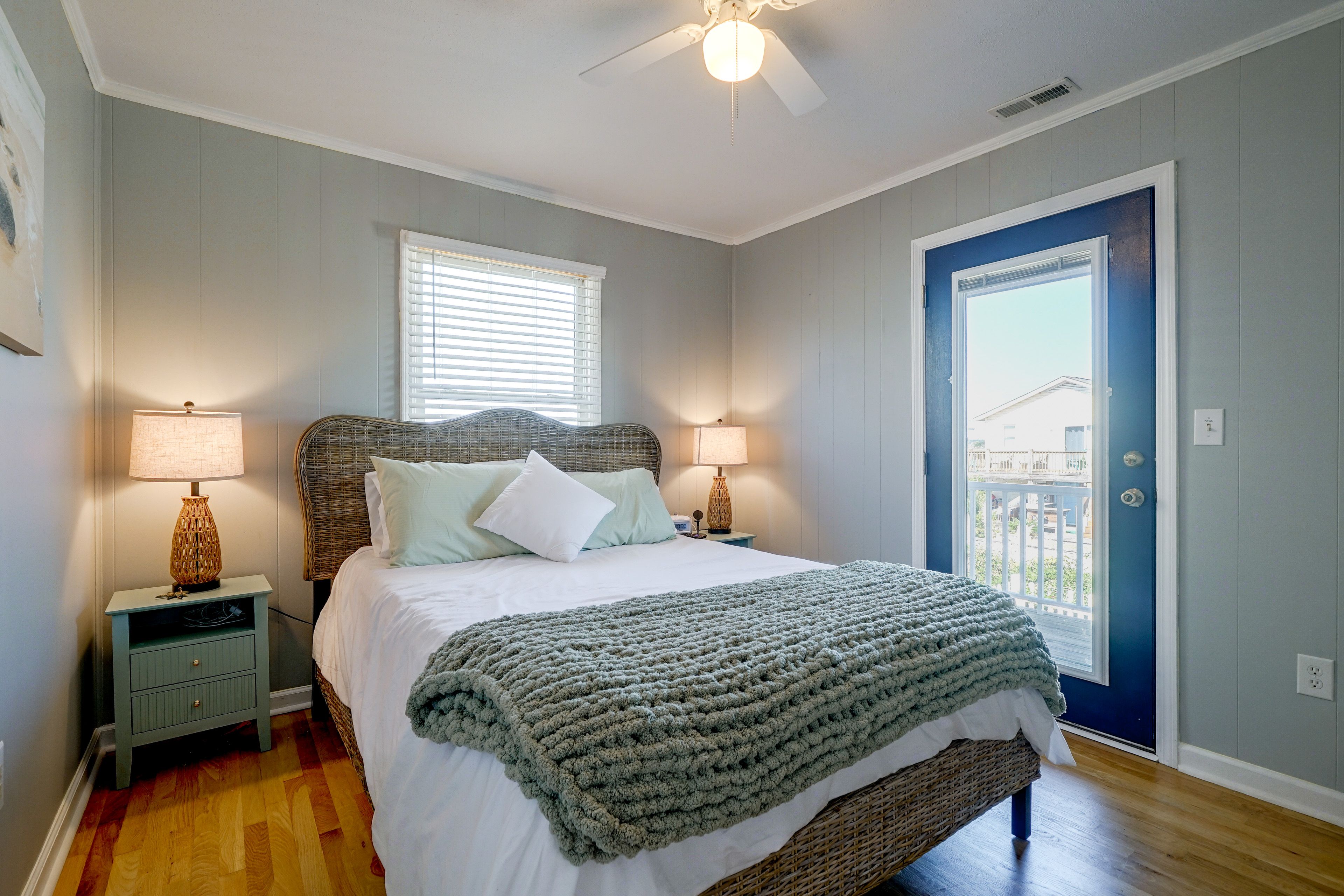 Bedroom 1 | Queen Bed