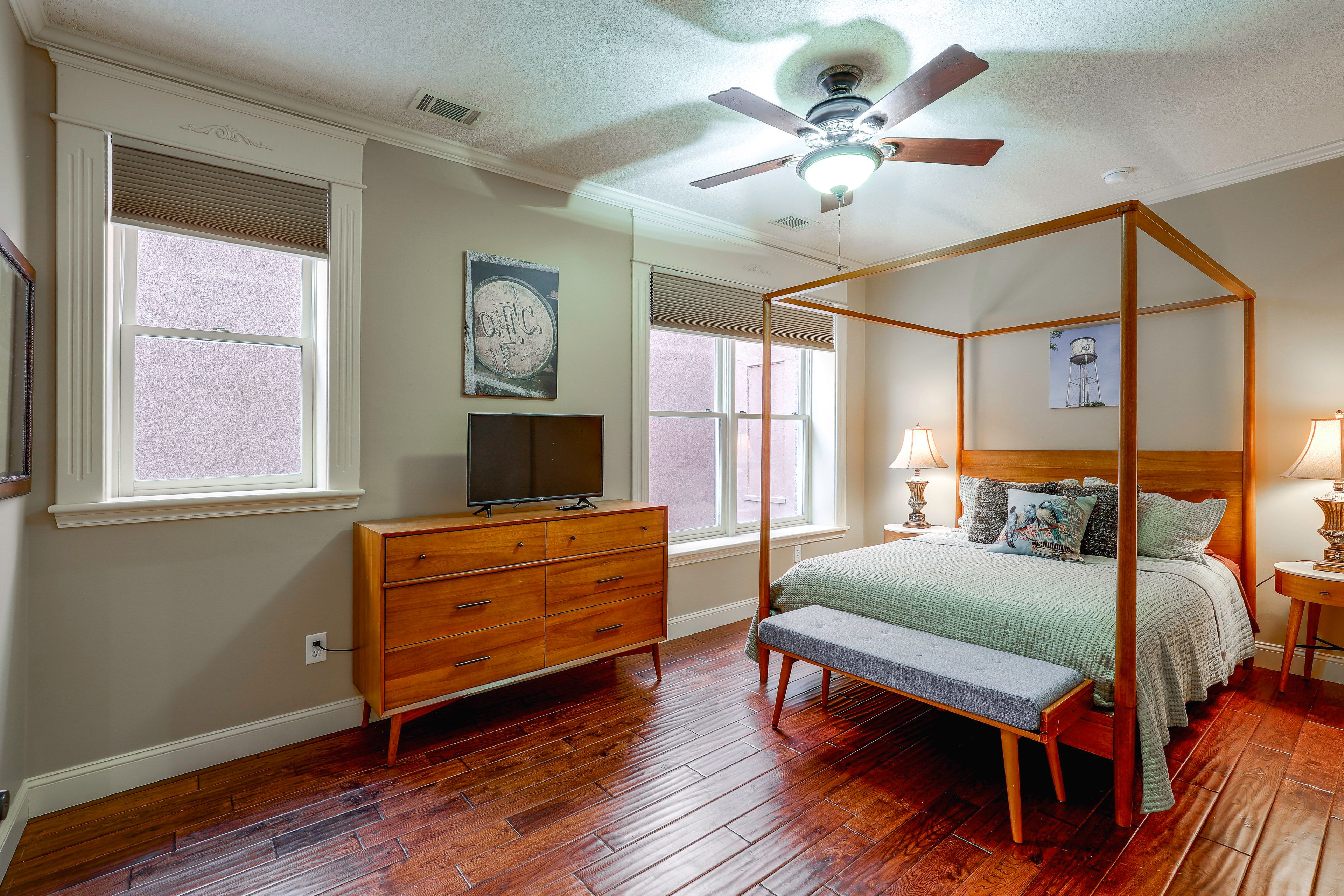 Bedroom | Queen Bed