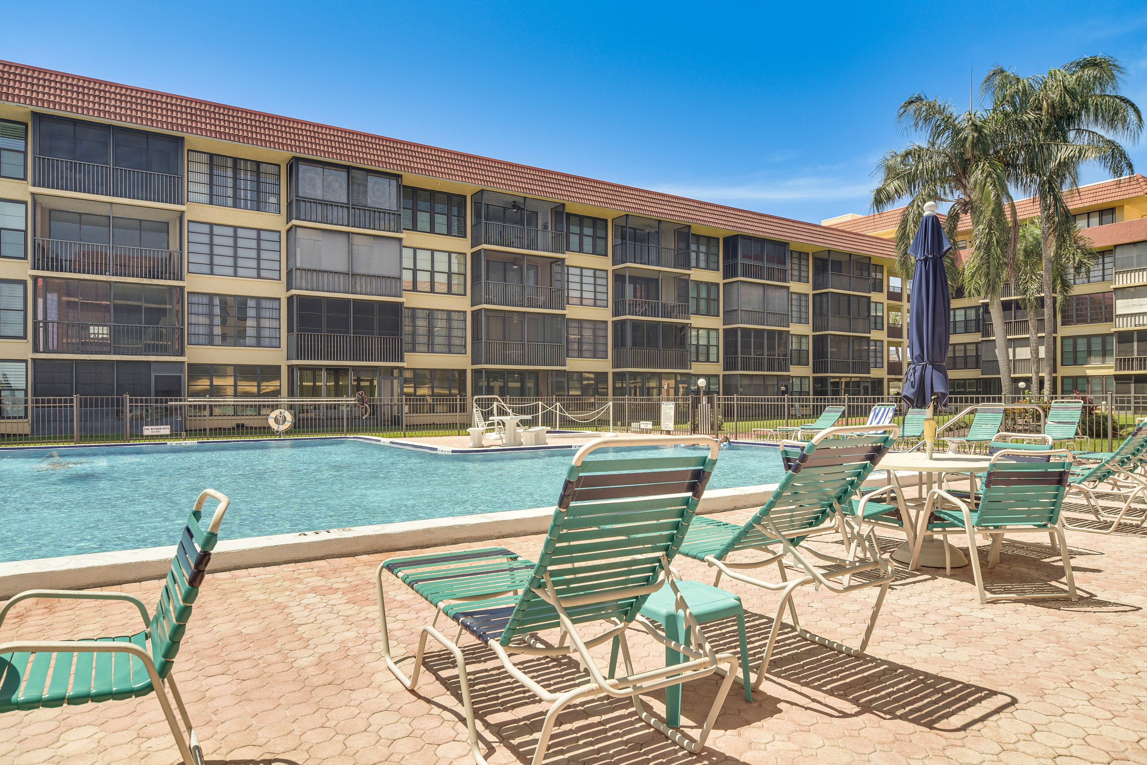 Bay Mariner Amenities | Pool & Hot Tub