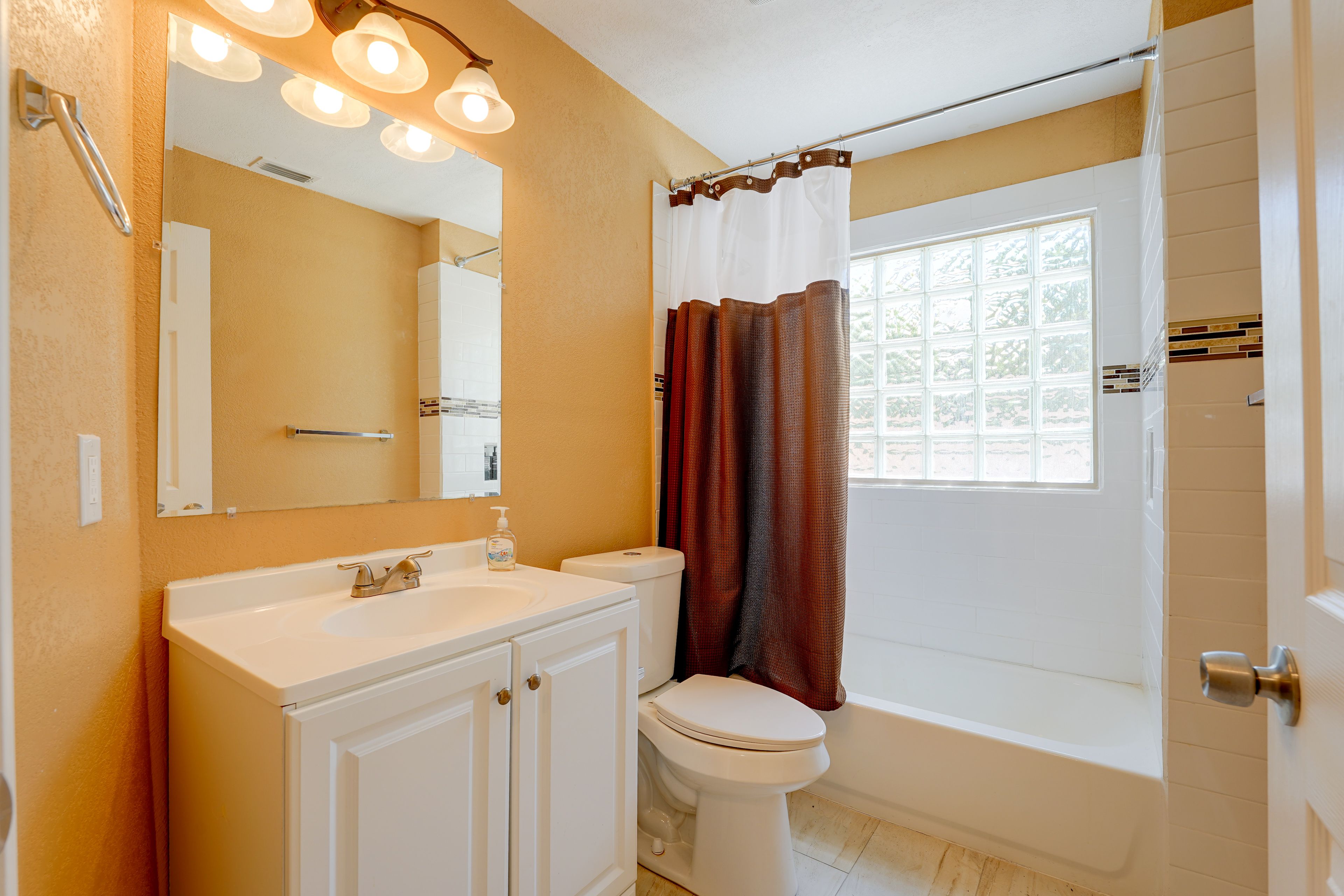 Full Bathroom | Towels & Linens Provided