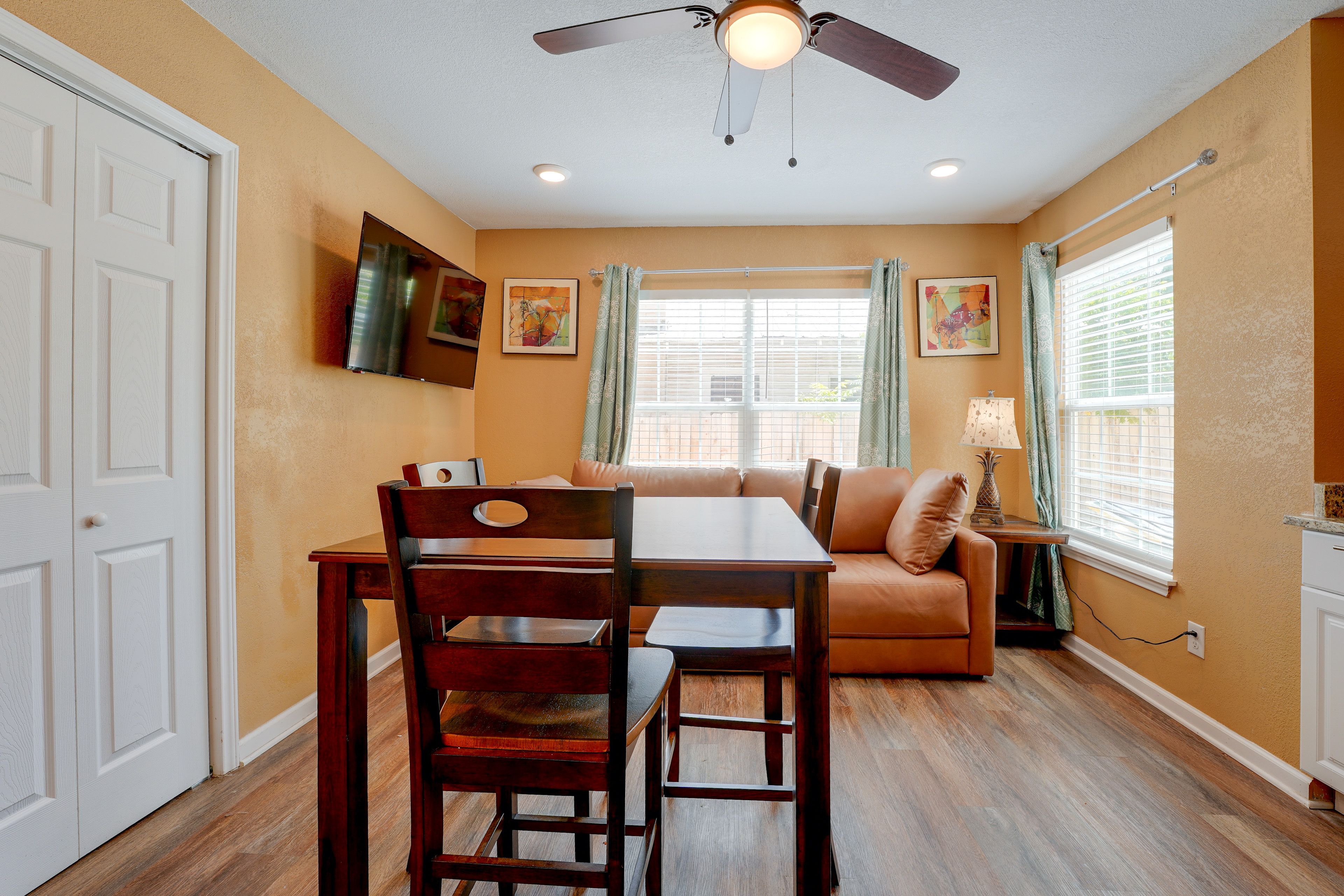 Dining Area | Dishes & Flatware Provided