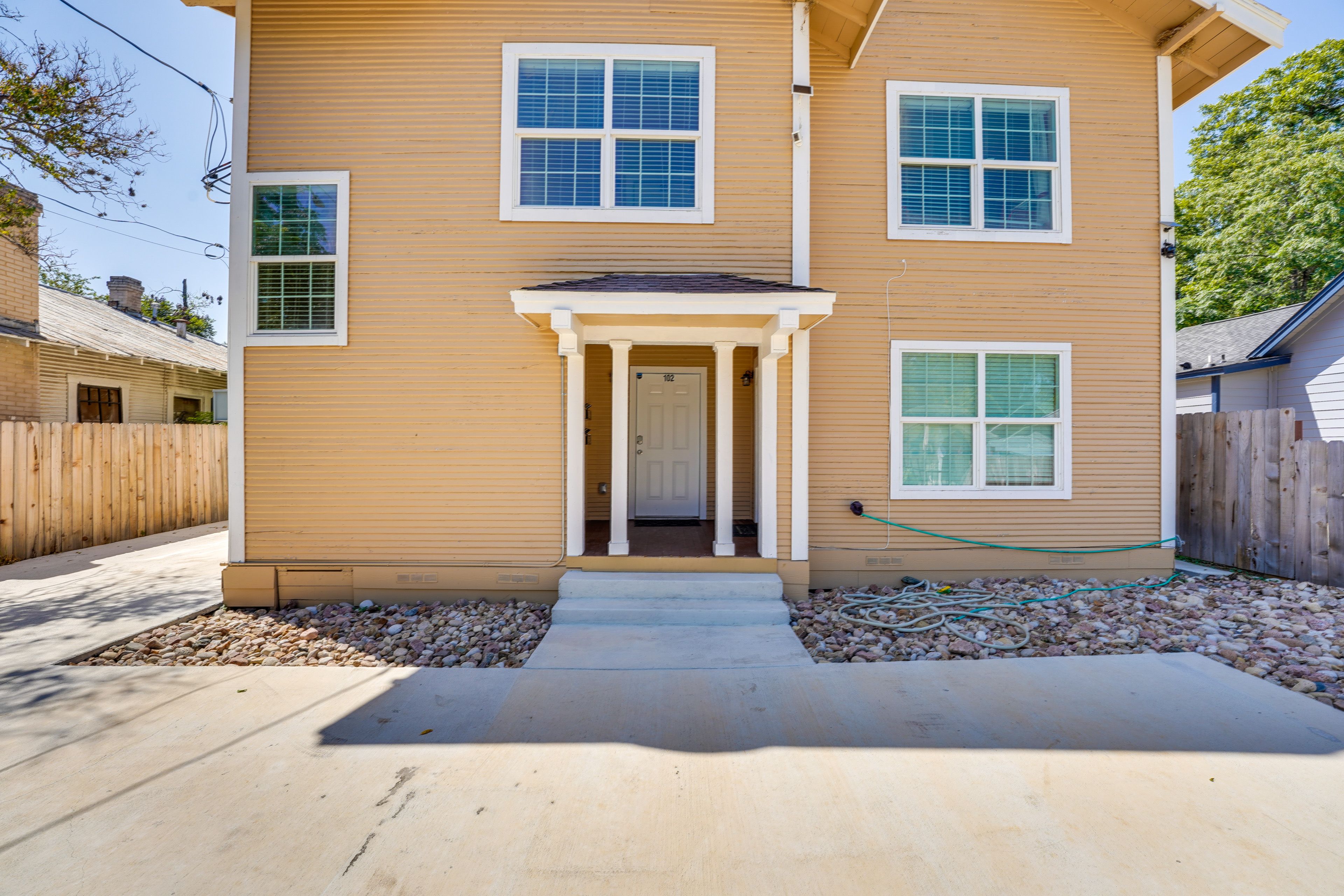 Entrance | Single-Story Apartment on 1st Floor