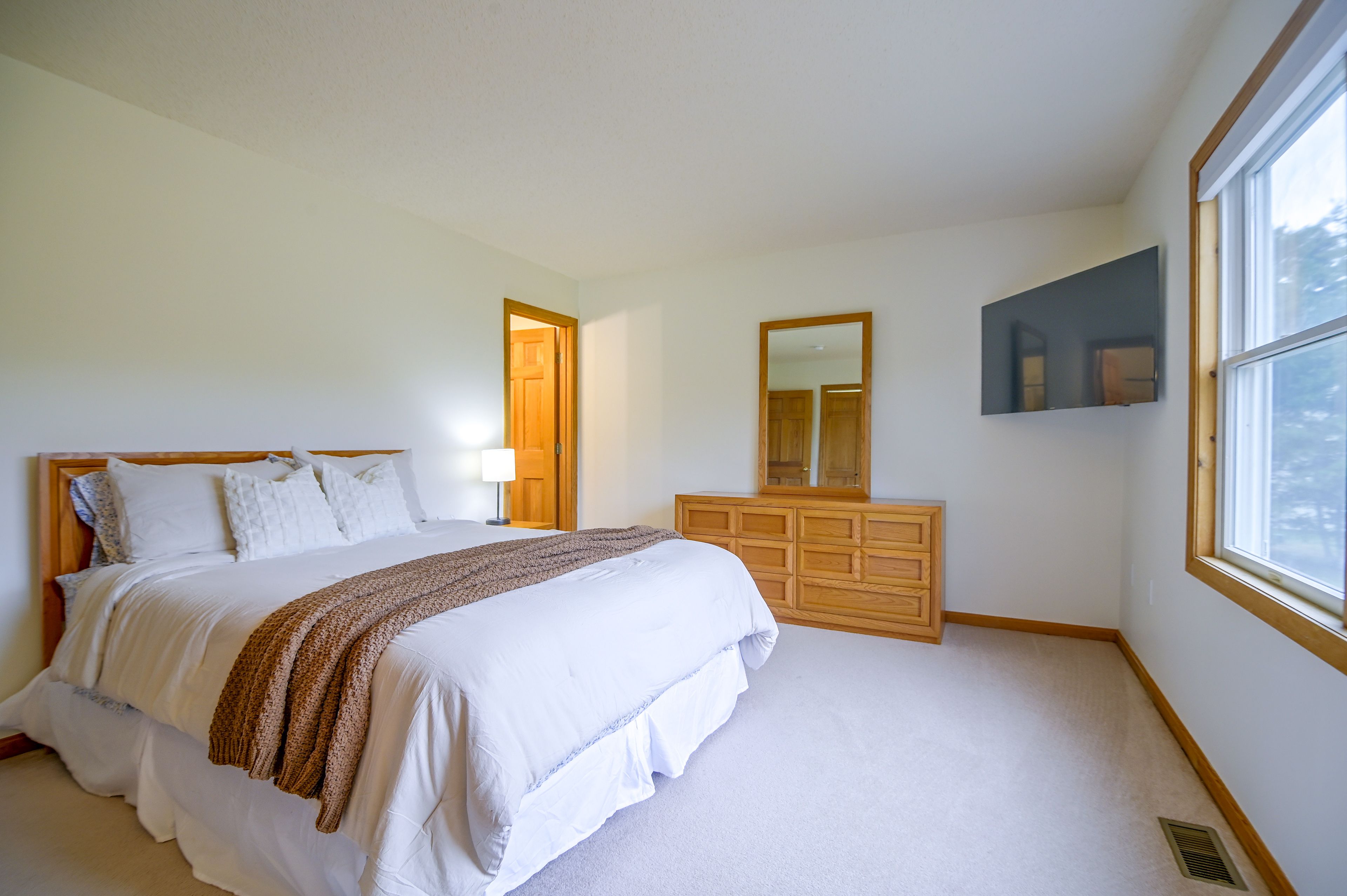 Bedroom | Queen Bed | 2nd Floor