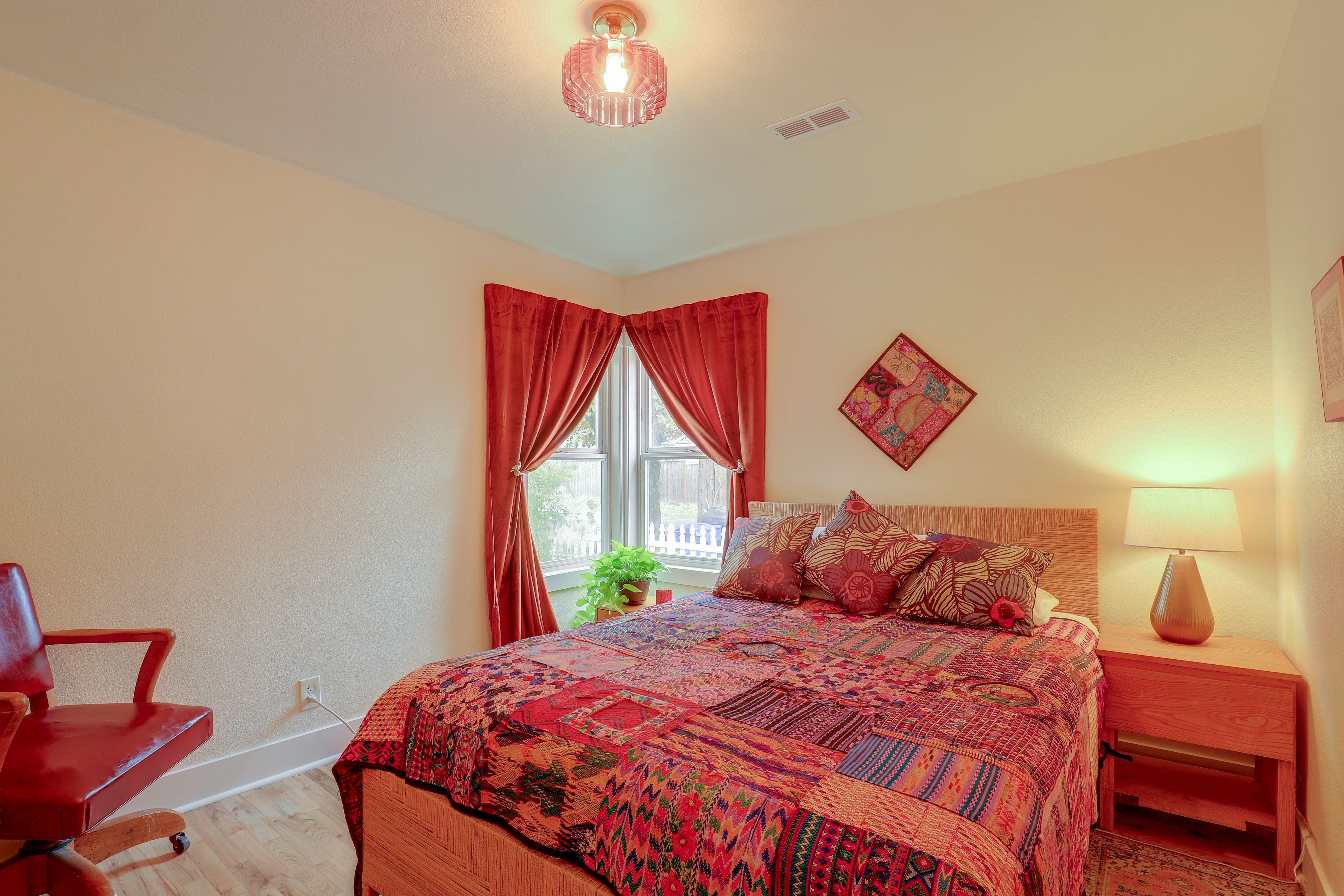 Bedroom 1 | Queen Bed