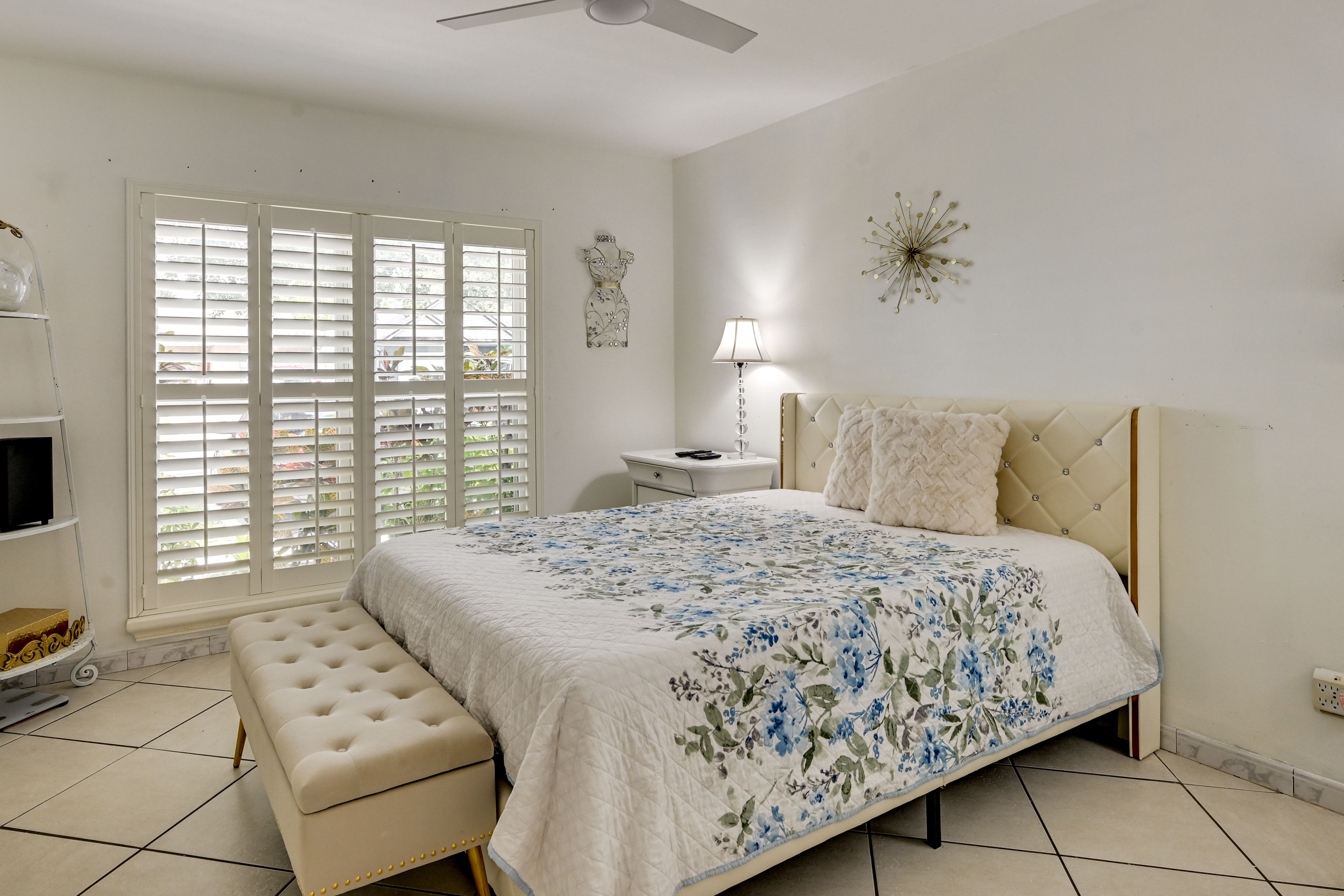 Bedroom 1 | Queen Bed