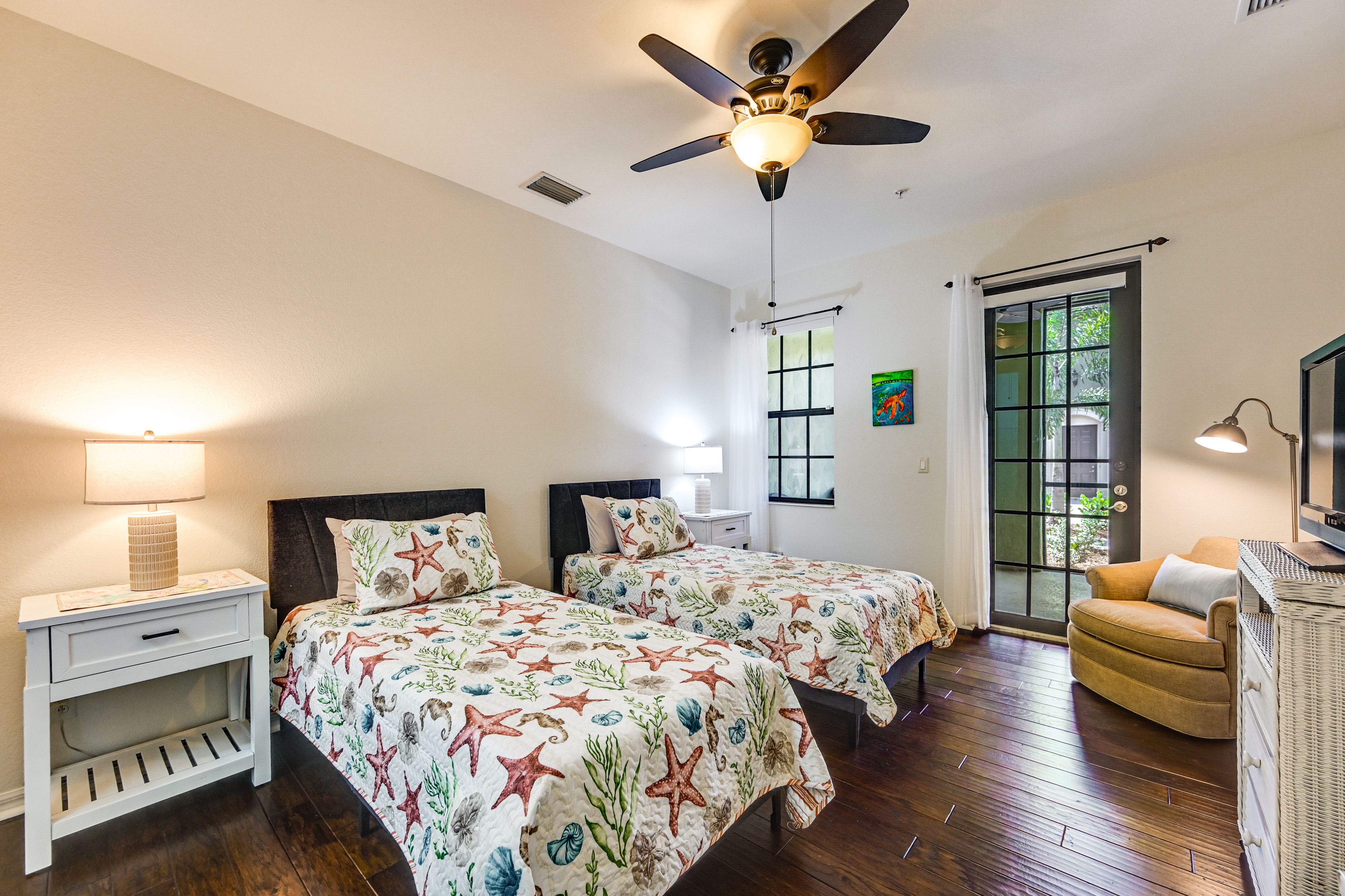 Bedroom | 2 Twin Beds | Smart TV
