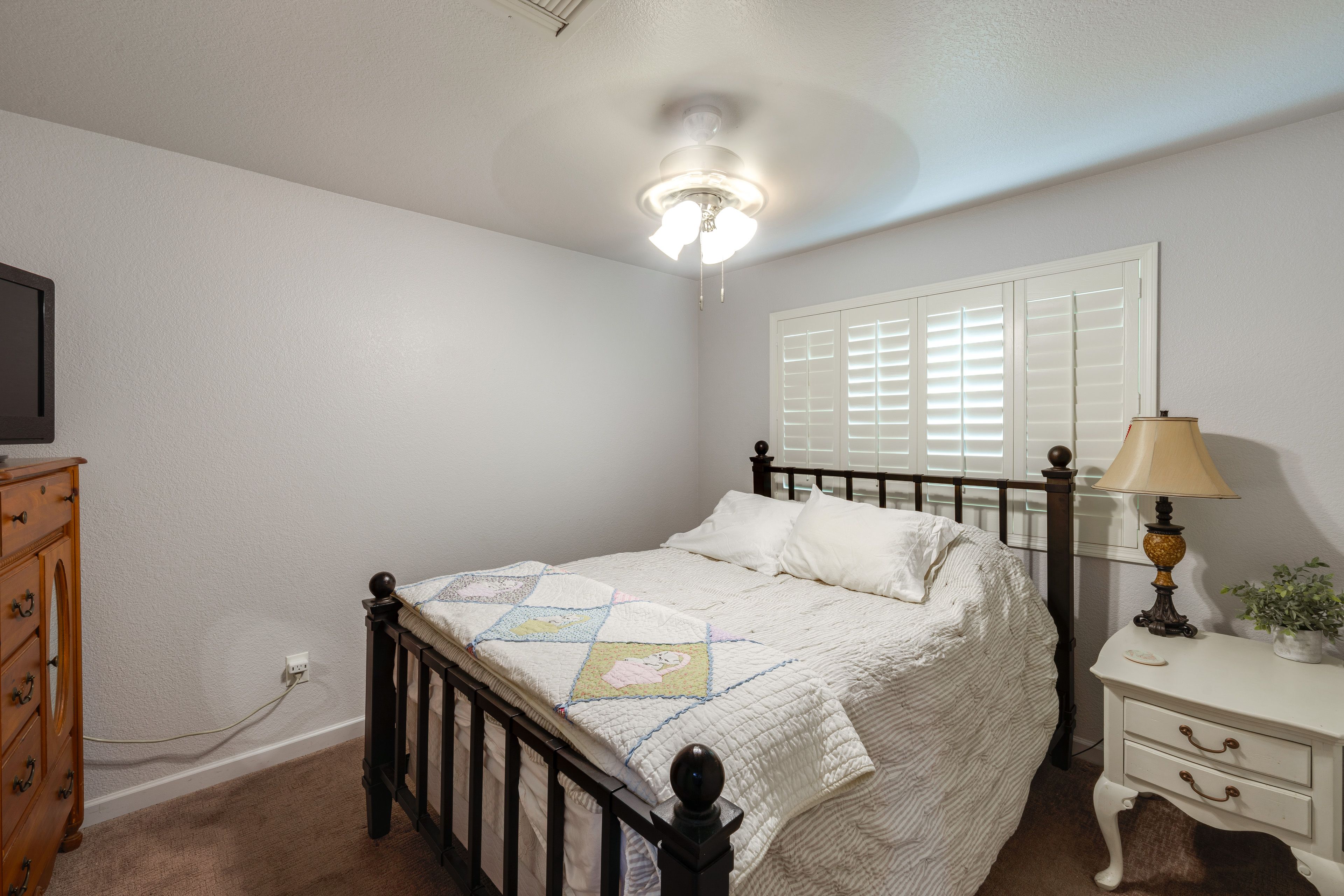 Bedroom 2 | Queen Bed