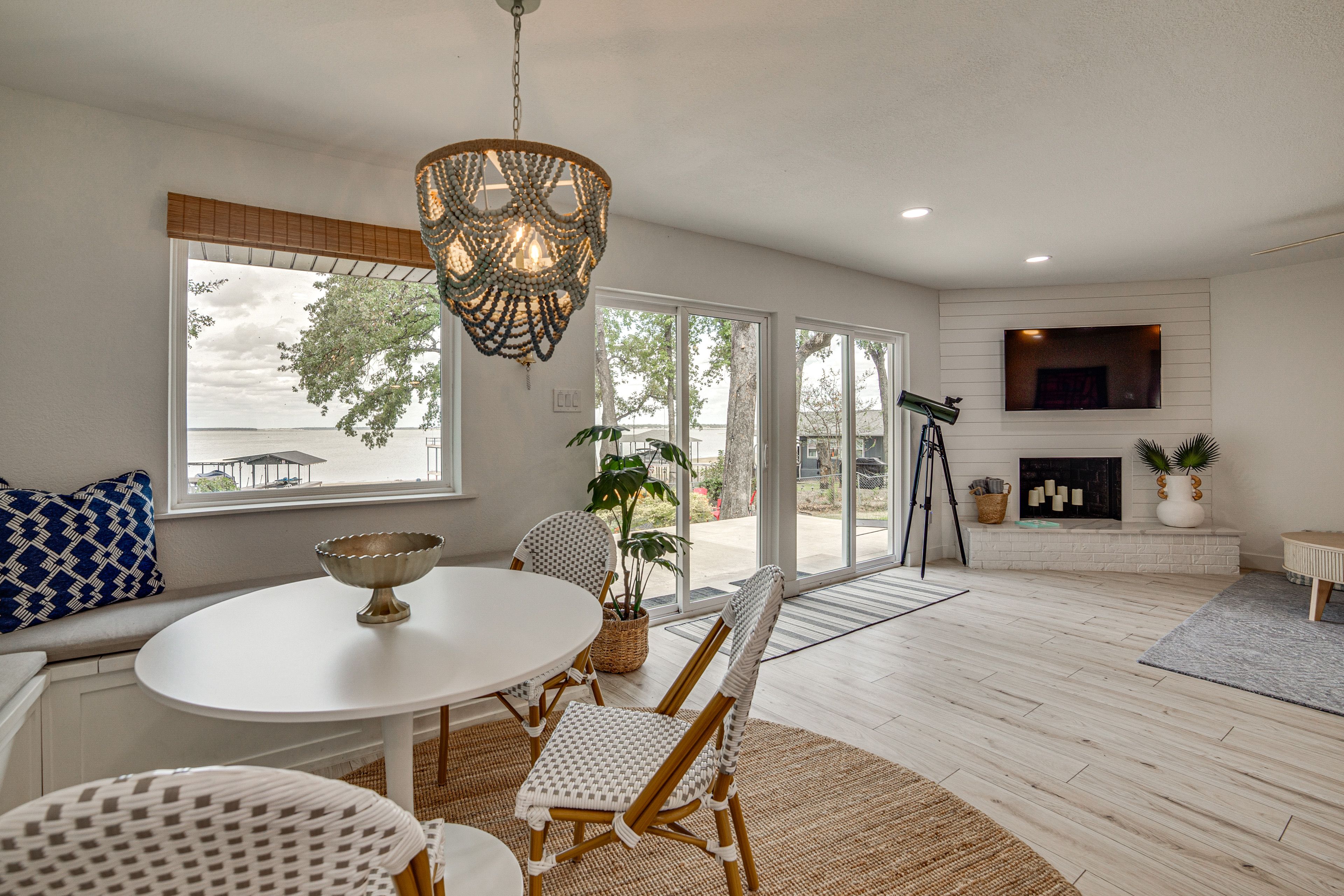 Dining Area | Dishes & Flatware Provided