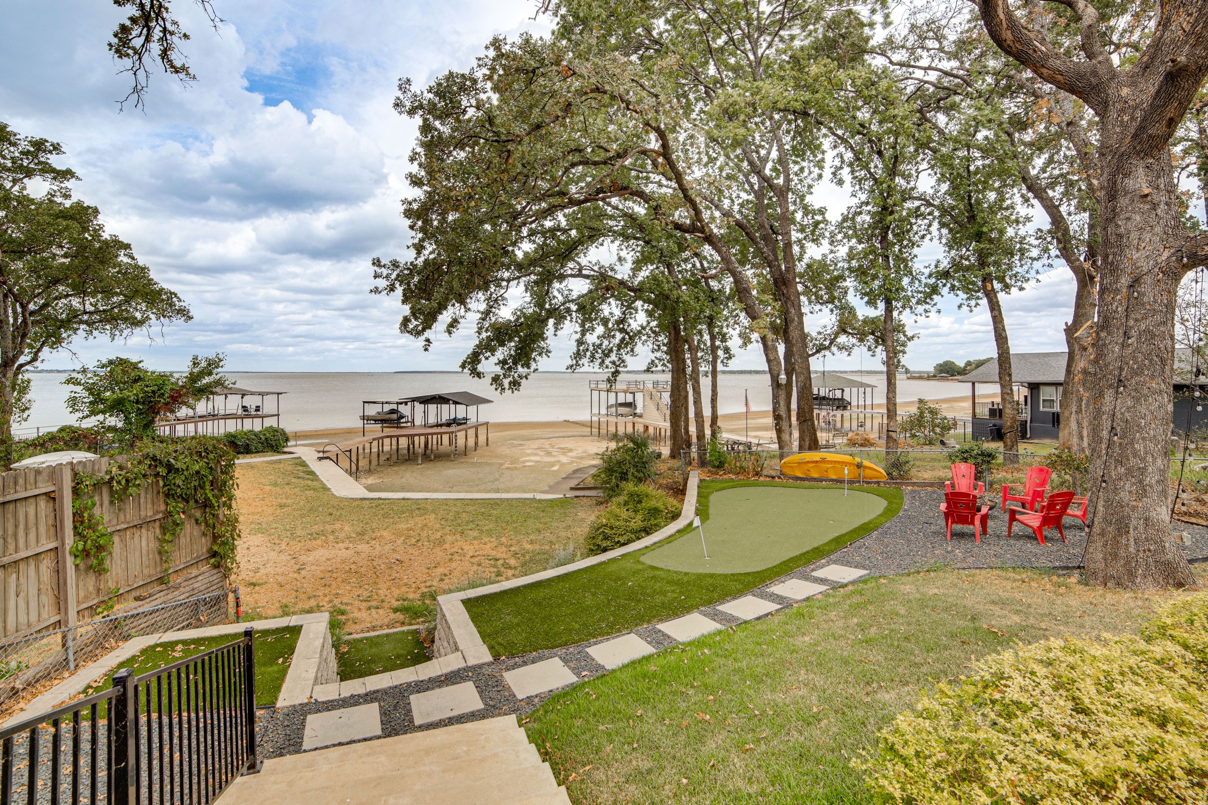 Private Yard | Fire Pit | Putting Green