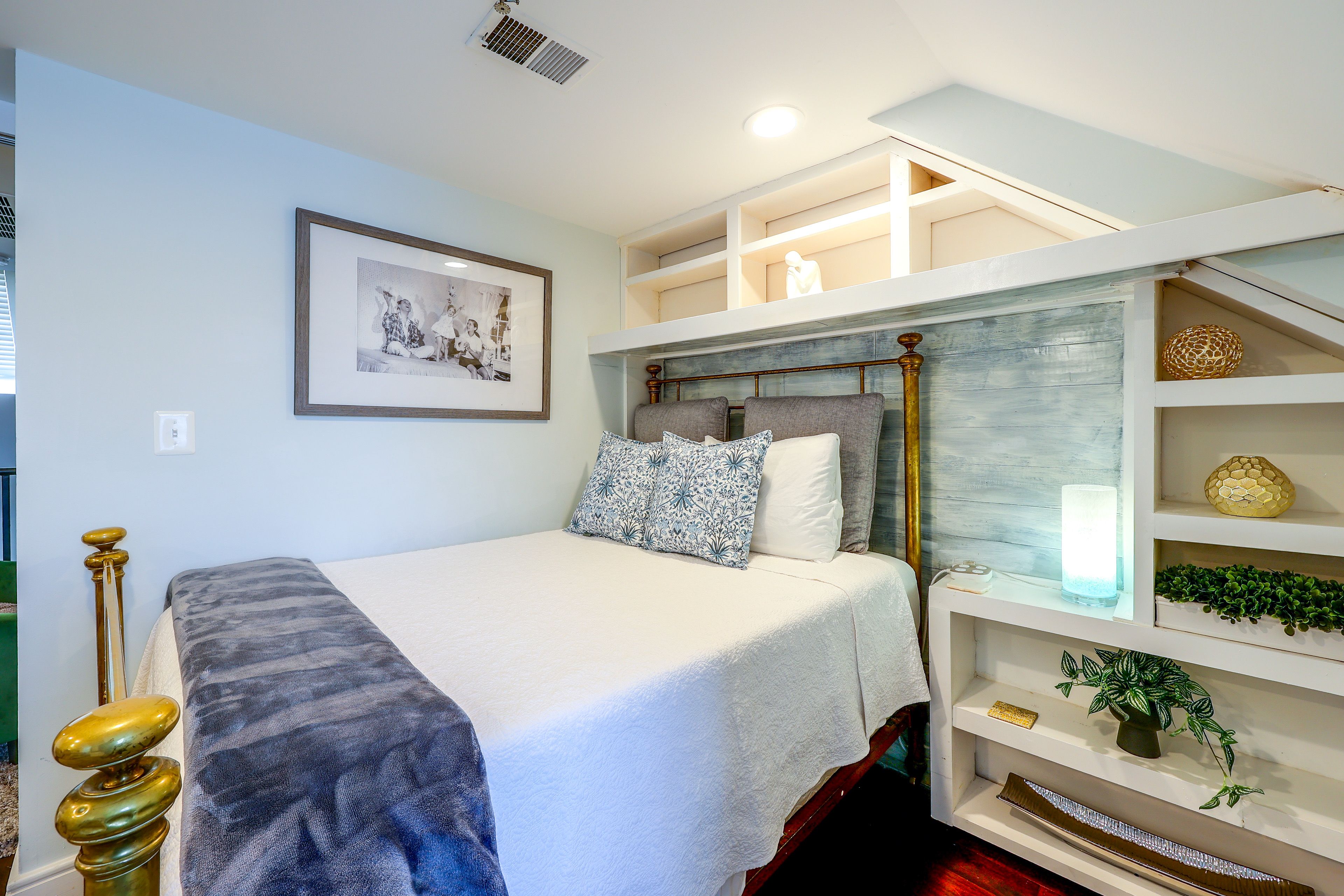 Bedroom | Queen Bed | 2 Twin Daybeds | 1 Twin Trundle