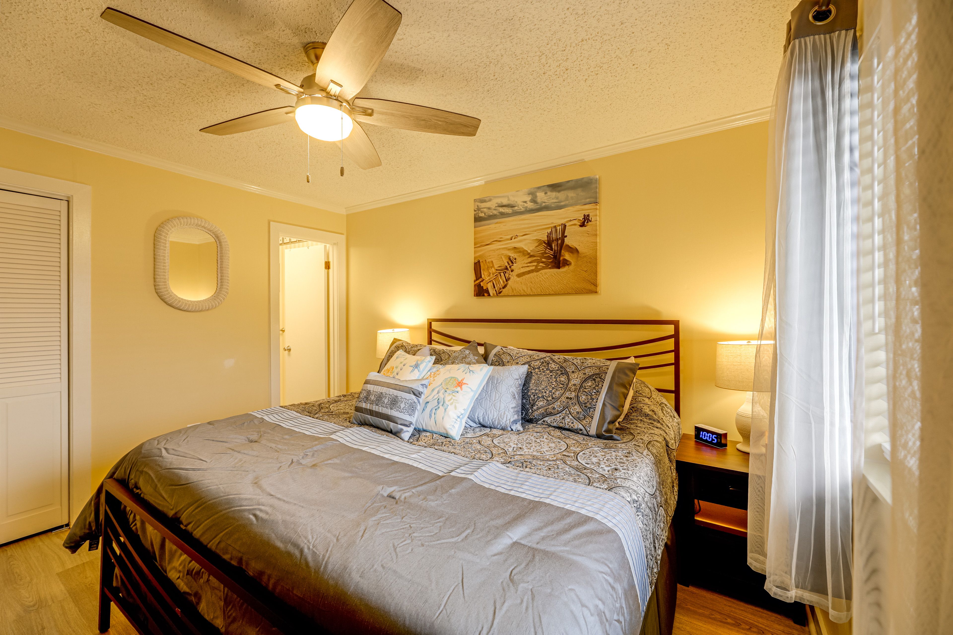 Bedroom 1 | Queen Bed