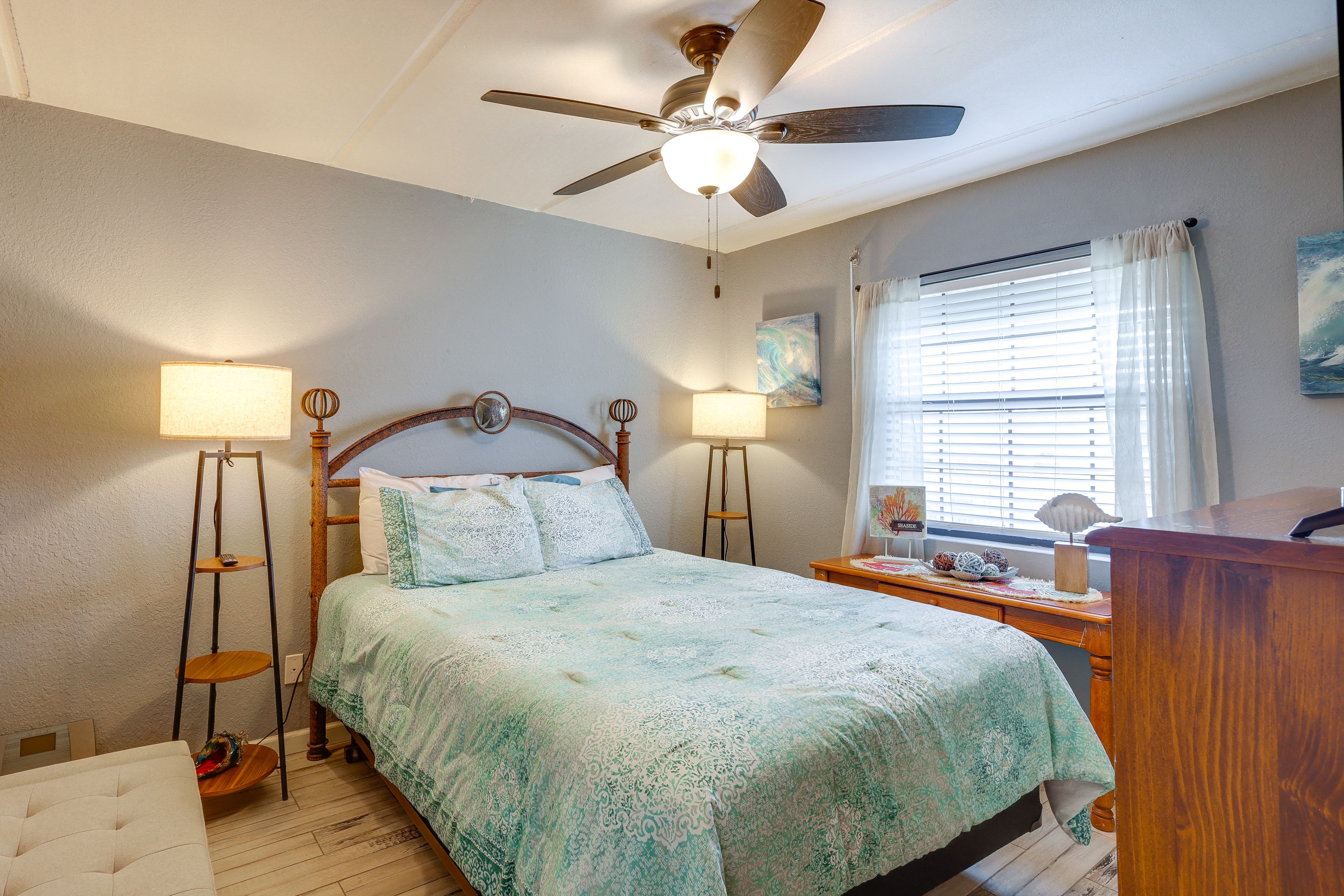 Bedroom | Queen Bed