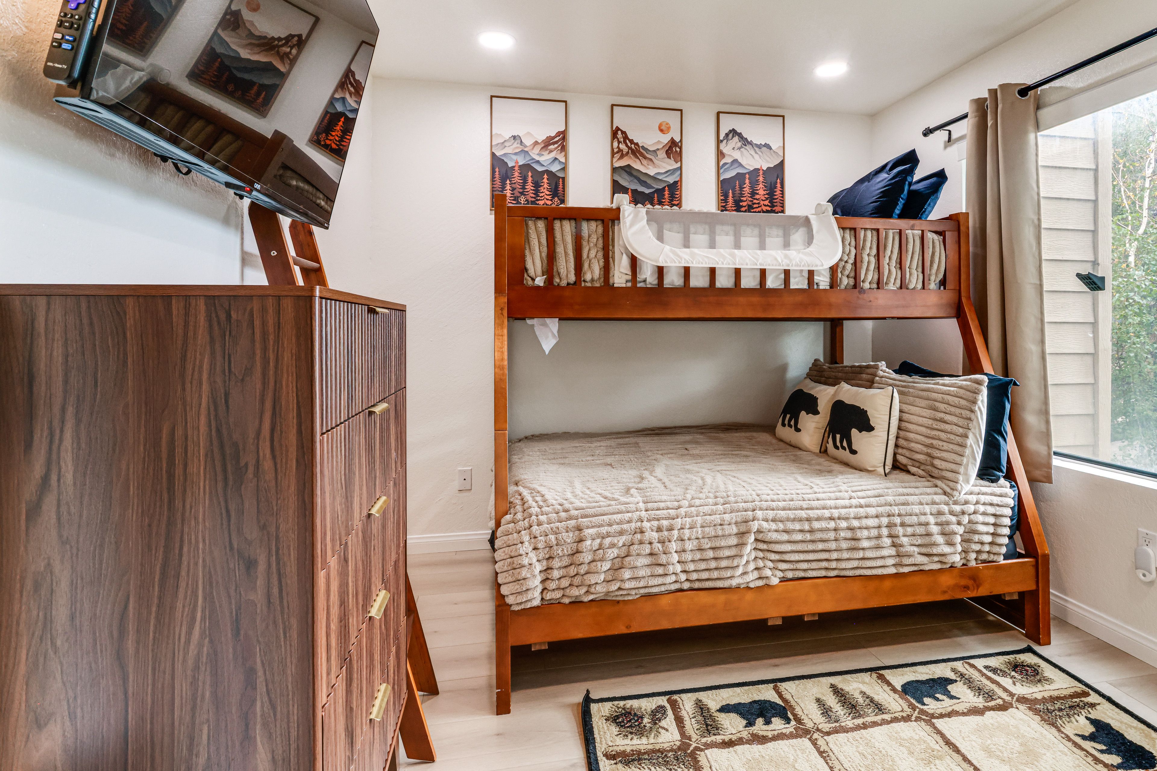 Bedroom | Twin/Full Bunk Bed