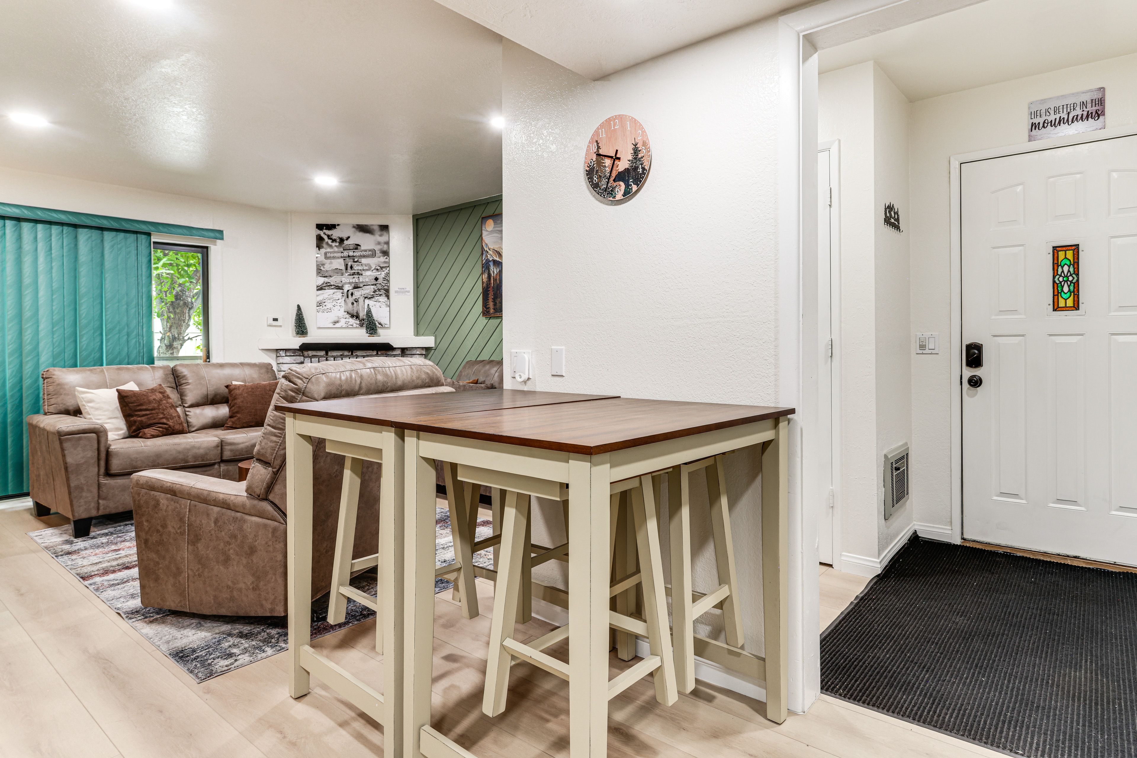 Dining Area | Dishware/Flatware Provided