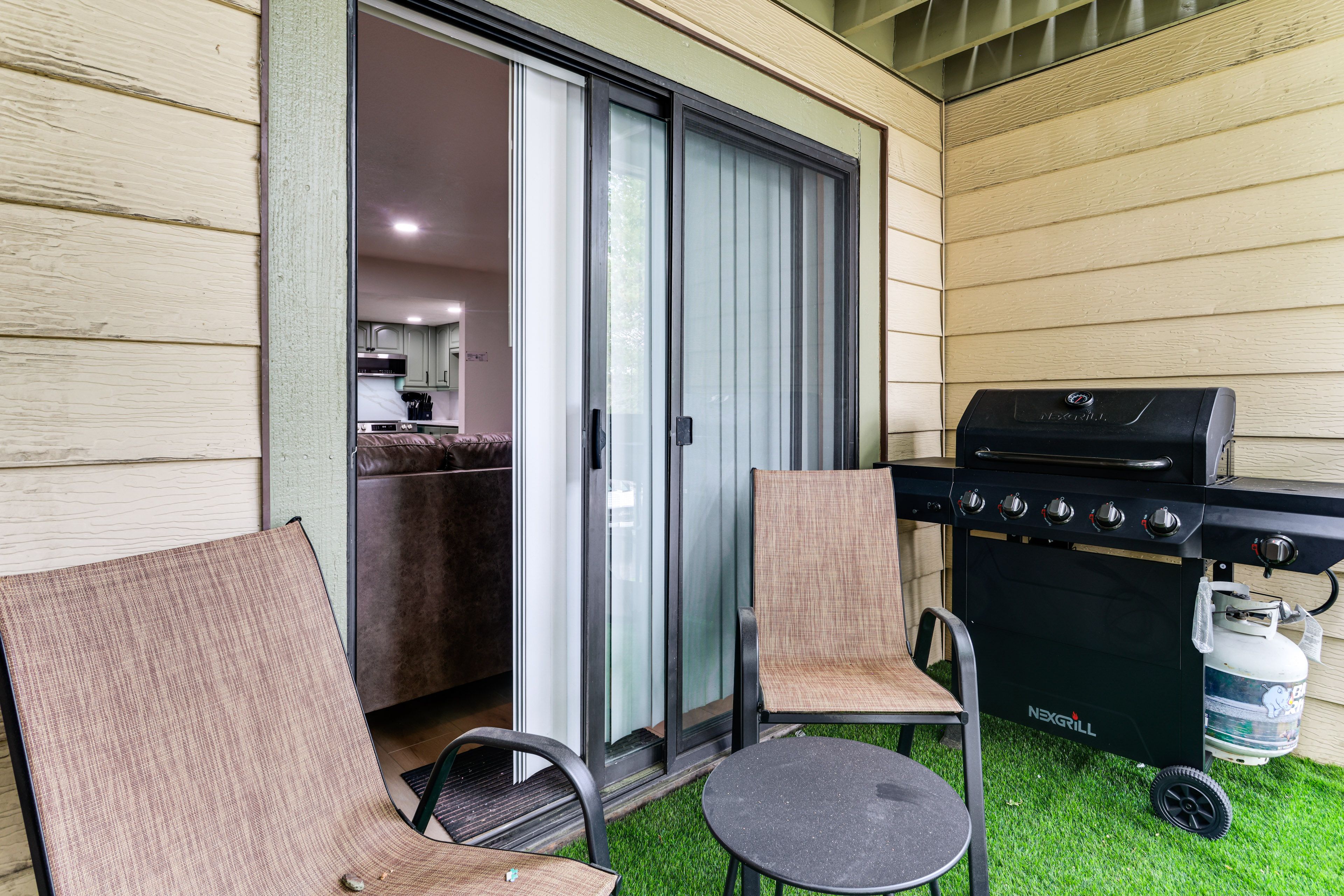 Balcony | Gas Grill